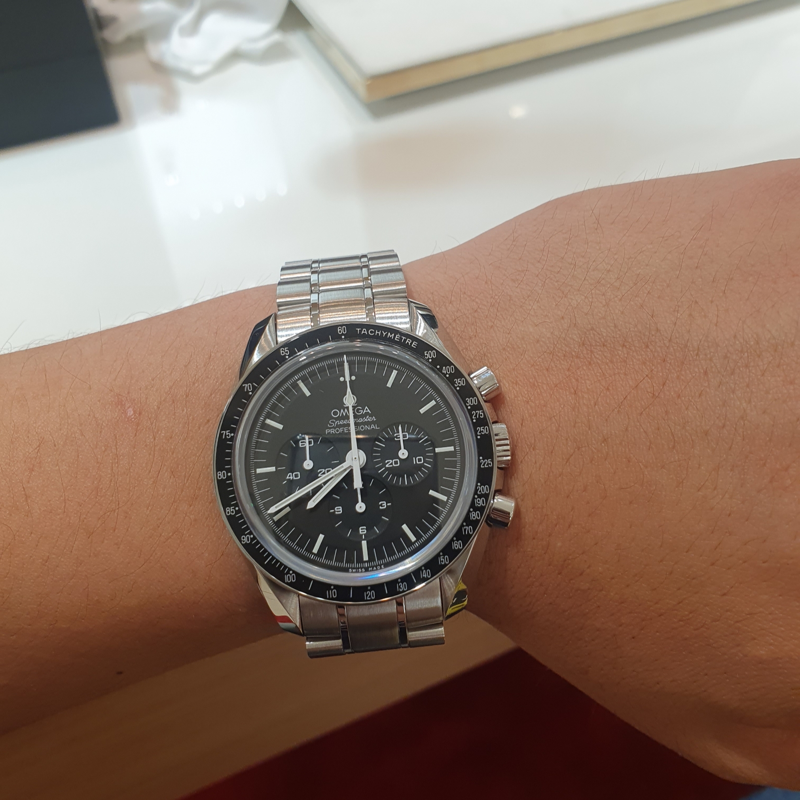 Omega Speedmaster Moonwatch Professional Co Axial Master Chronometer Chronograph Steel Black 착용 스타일 - 1