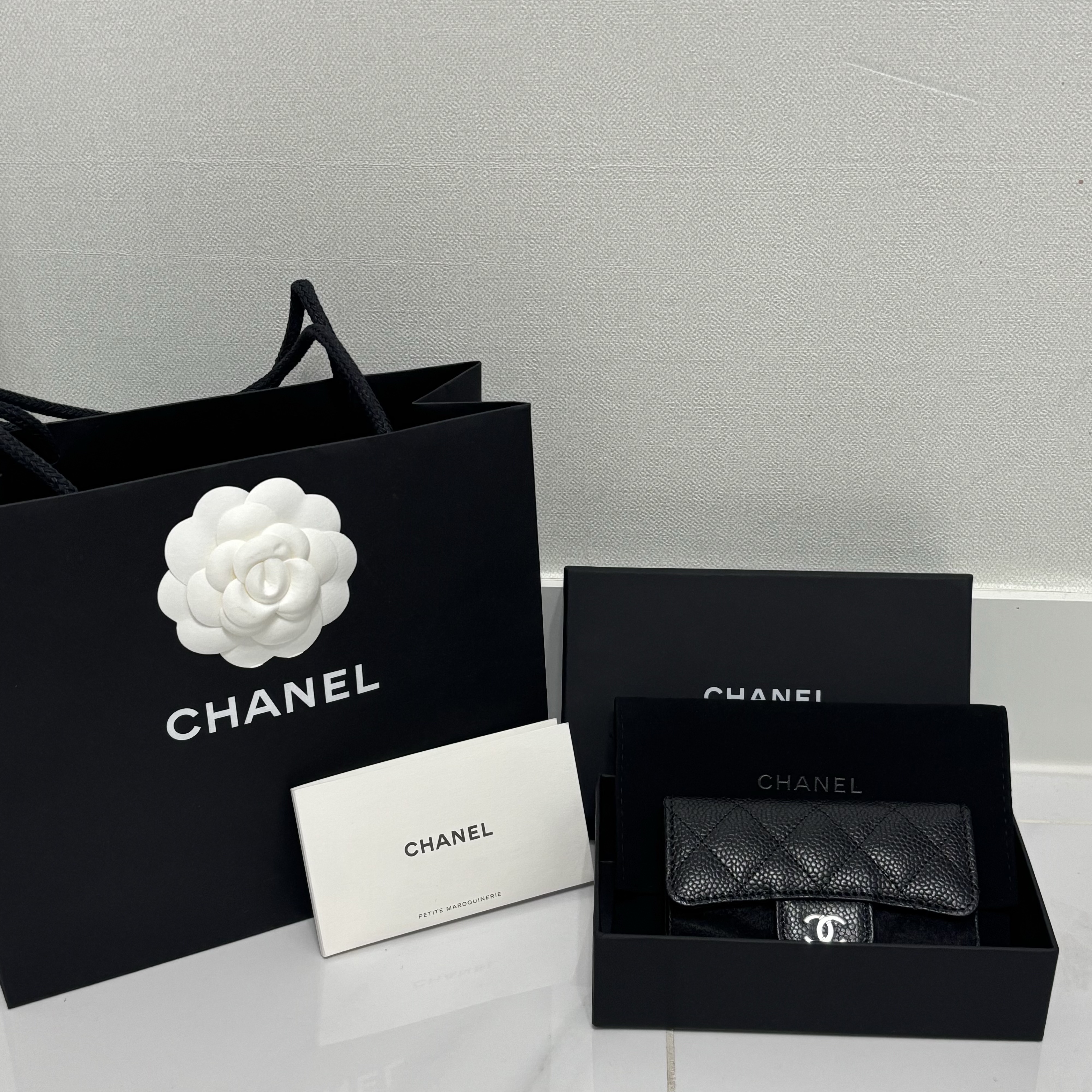 Chanel Classic Card Holder Grained Calfskin & Silver Black 착용 스타일 - 1