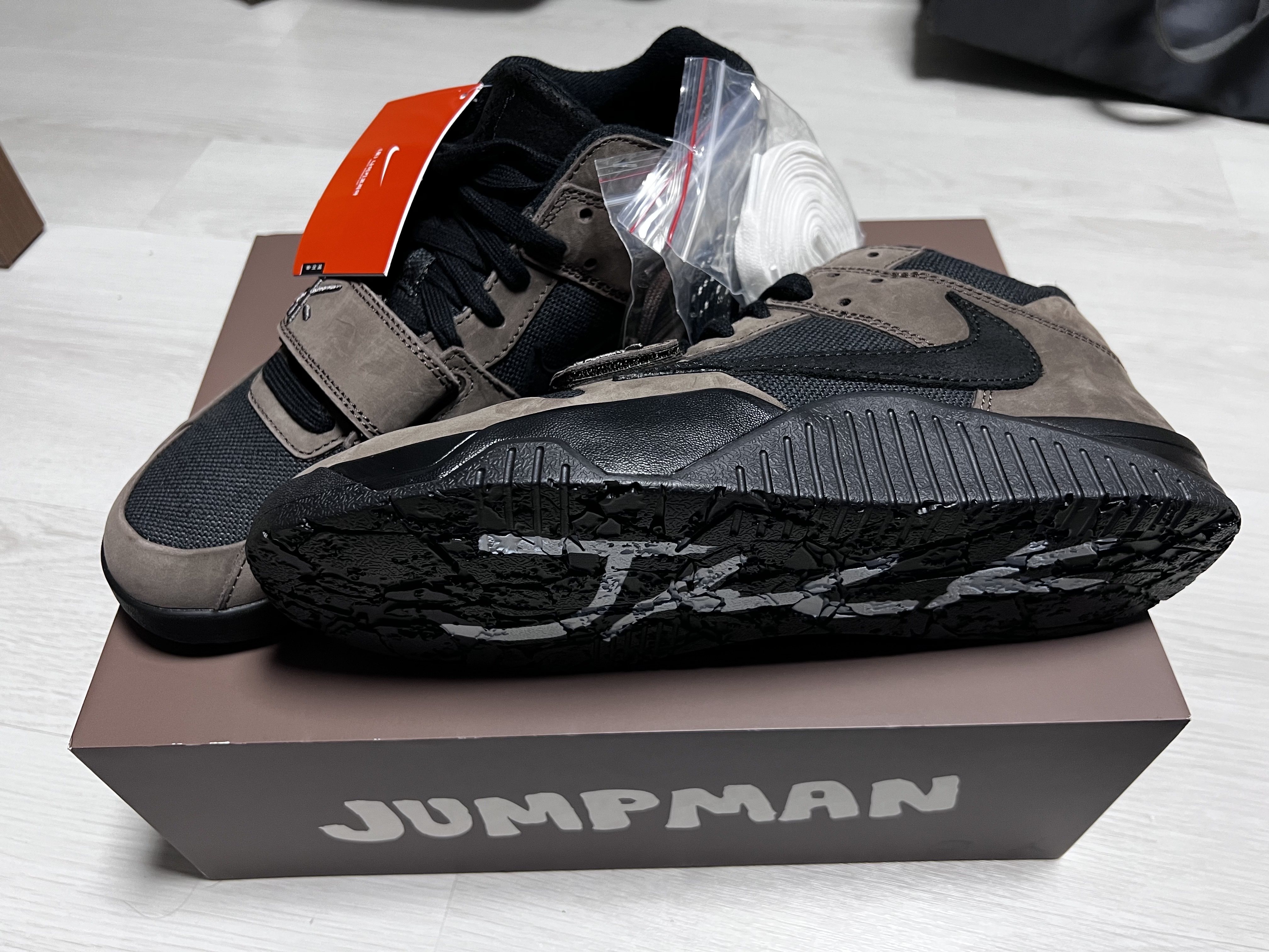 Jordan x Travis Scott Jumpman Jack TR Black and Dark Mocha 착용 스타일 - 5