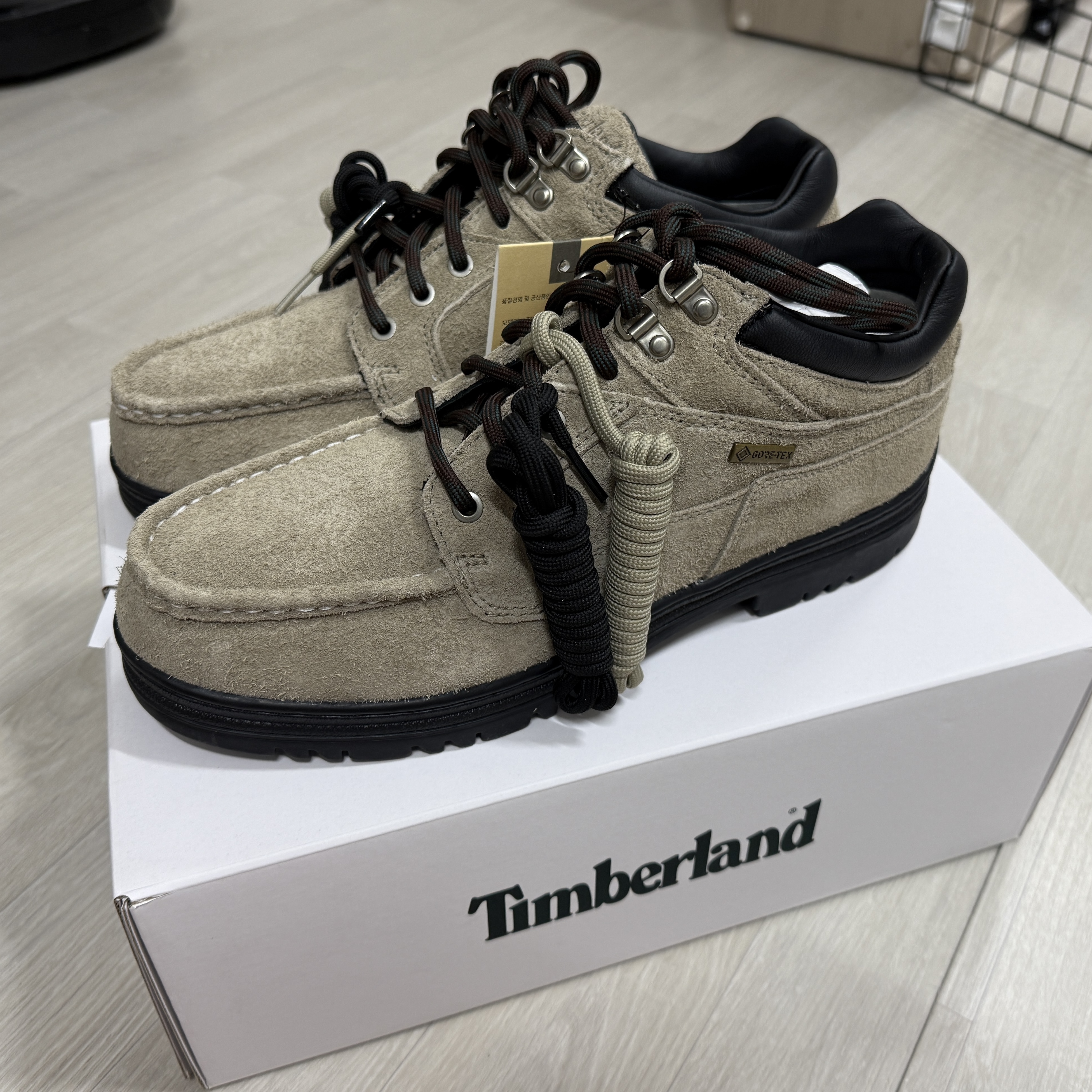 Timberland x Thisisneverthat Heritage Gore-Tex Moc Toe Mid Boots Desert - Wide 착용 스타일 - 4