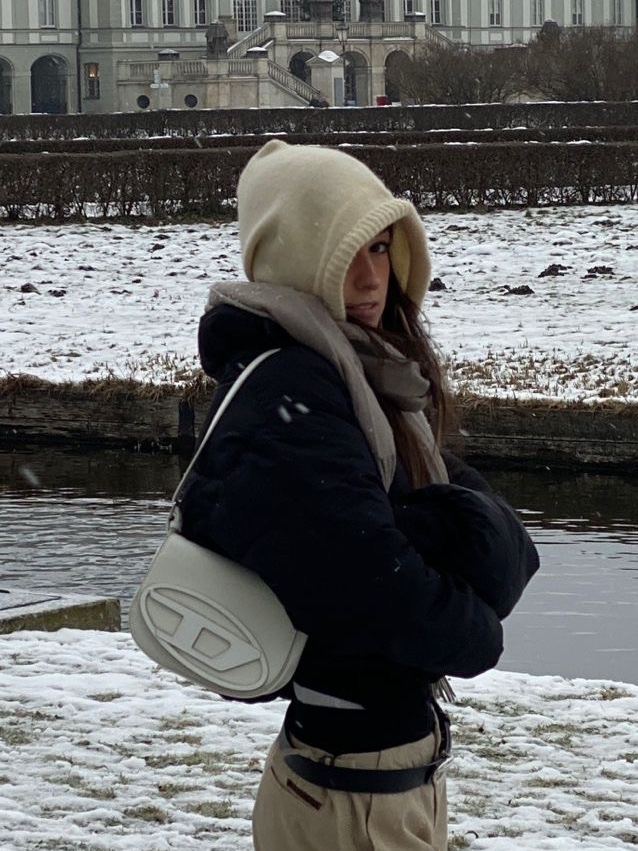 Diesel 1DR Shoulder Bag in Mirrored Leather Silver, Diesel 1DR Shoulder Bag in Nappa Leather White 착용 스타일 - 3