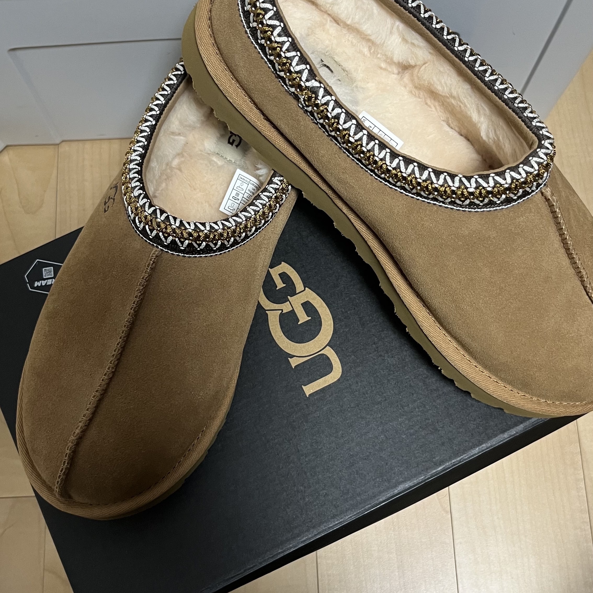 UGG Tasman Slipper Chestnut 착용 스타일 - 2
