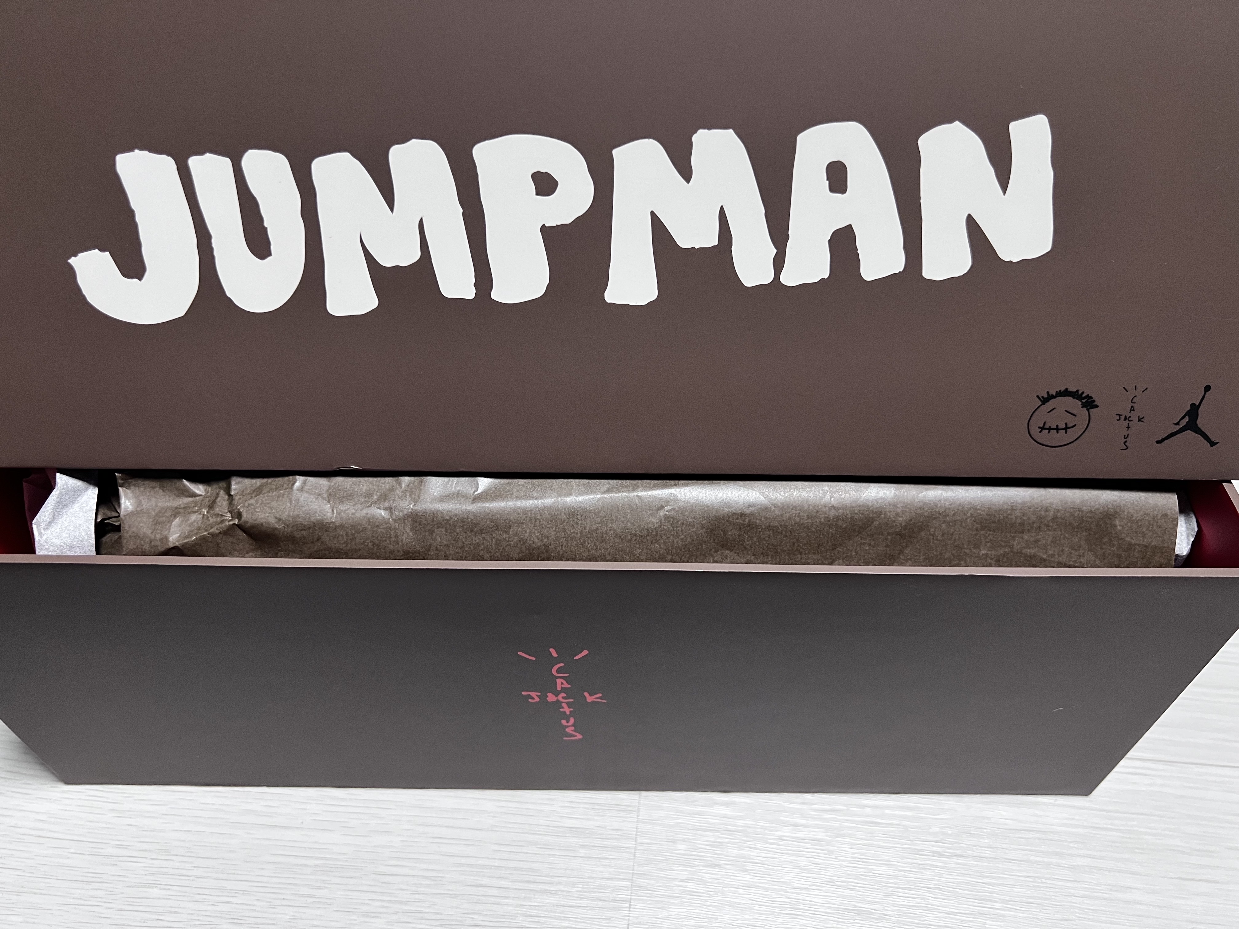 Jordan x Travis Scott Jumpman Jack TR Black and Dark Mocha 착용 스타일 - 3