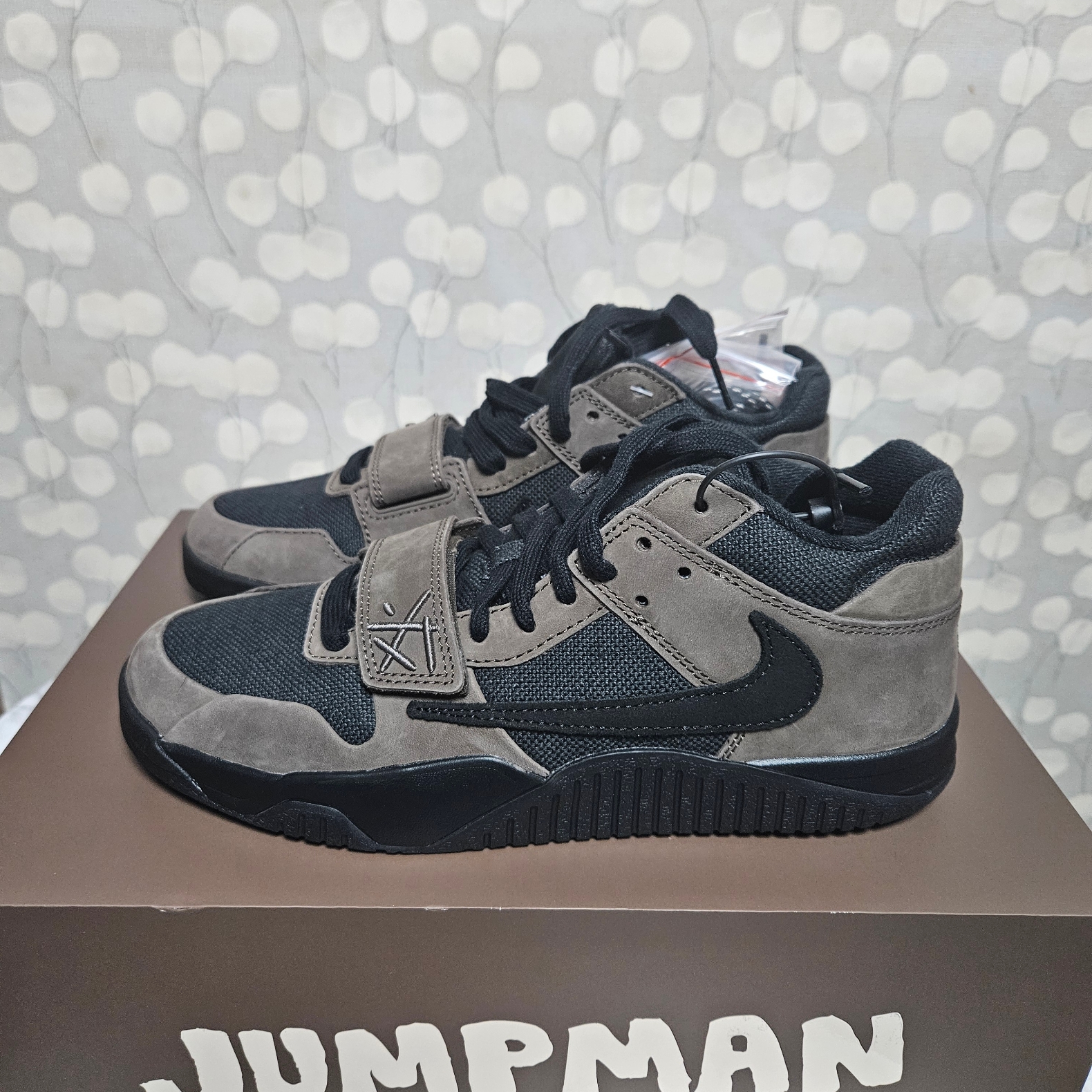 Jordan x Travis Scott Jumpman Jack TR Black and Dark Mocha 착용 스타일 - 2