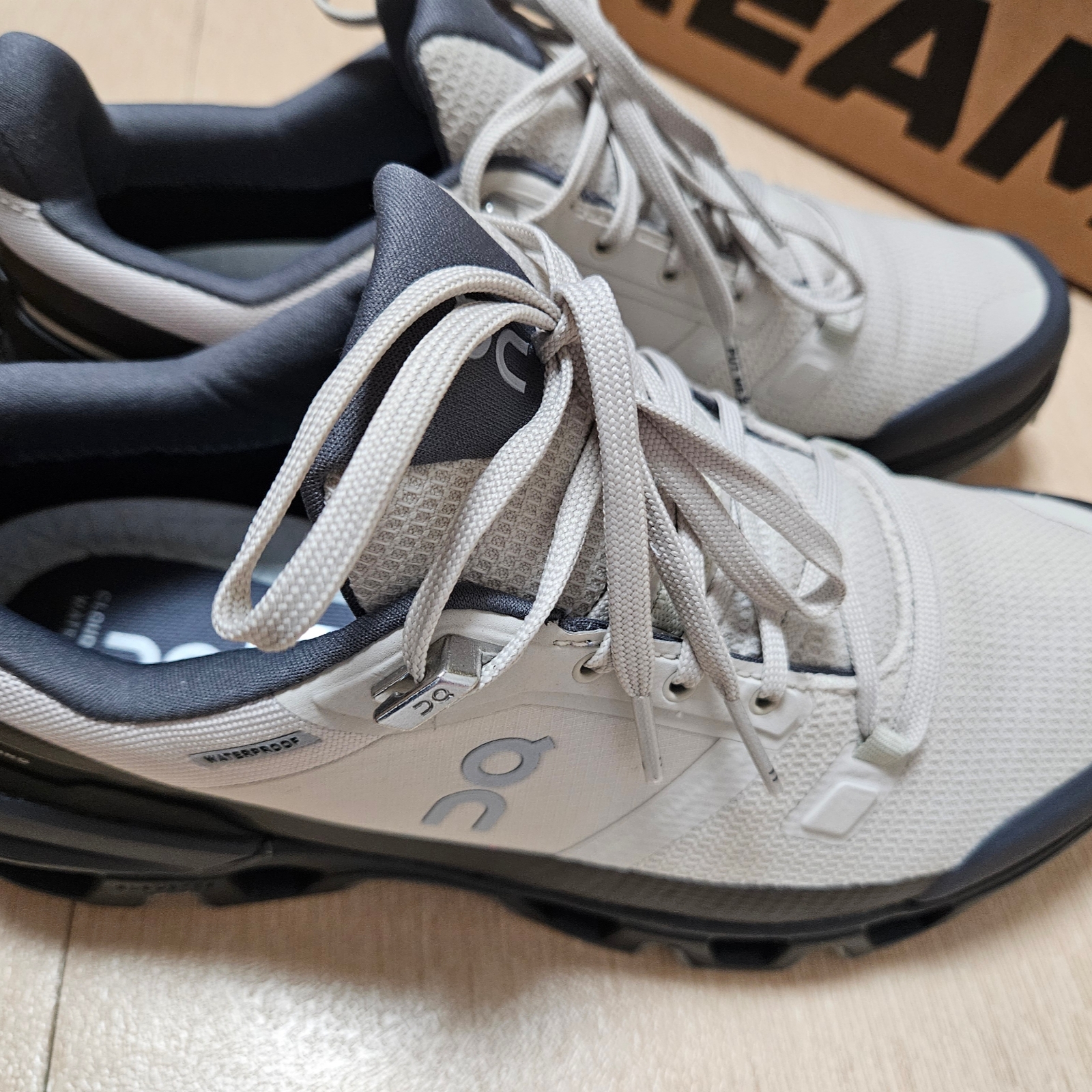 On Running Cloudwander Waterproof Sand Black 착용 스타일 - 3