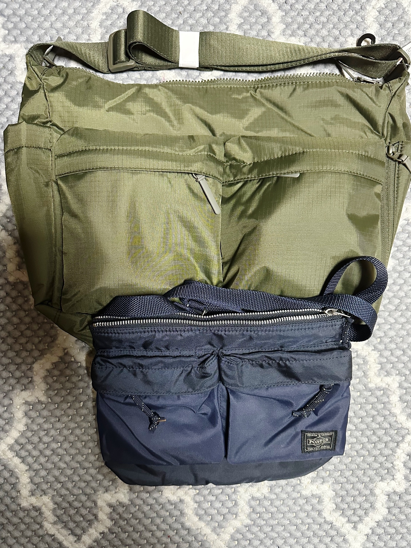 Porter Porterforce Shoulder Bag Navy, Uniqlo Multi Pocket Shoulder Bag Olive 착용 스타일