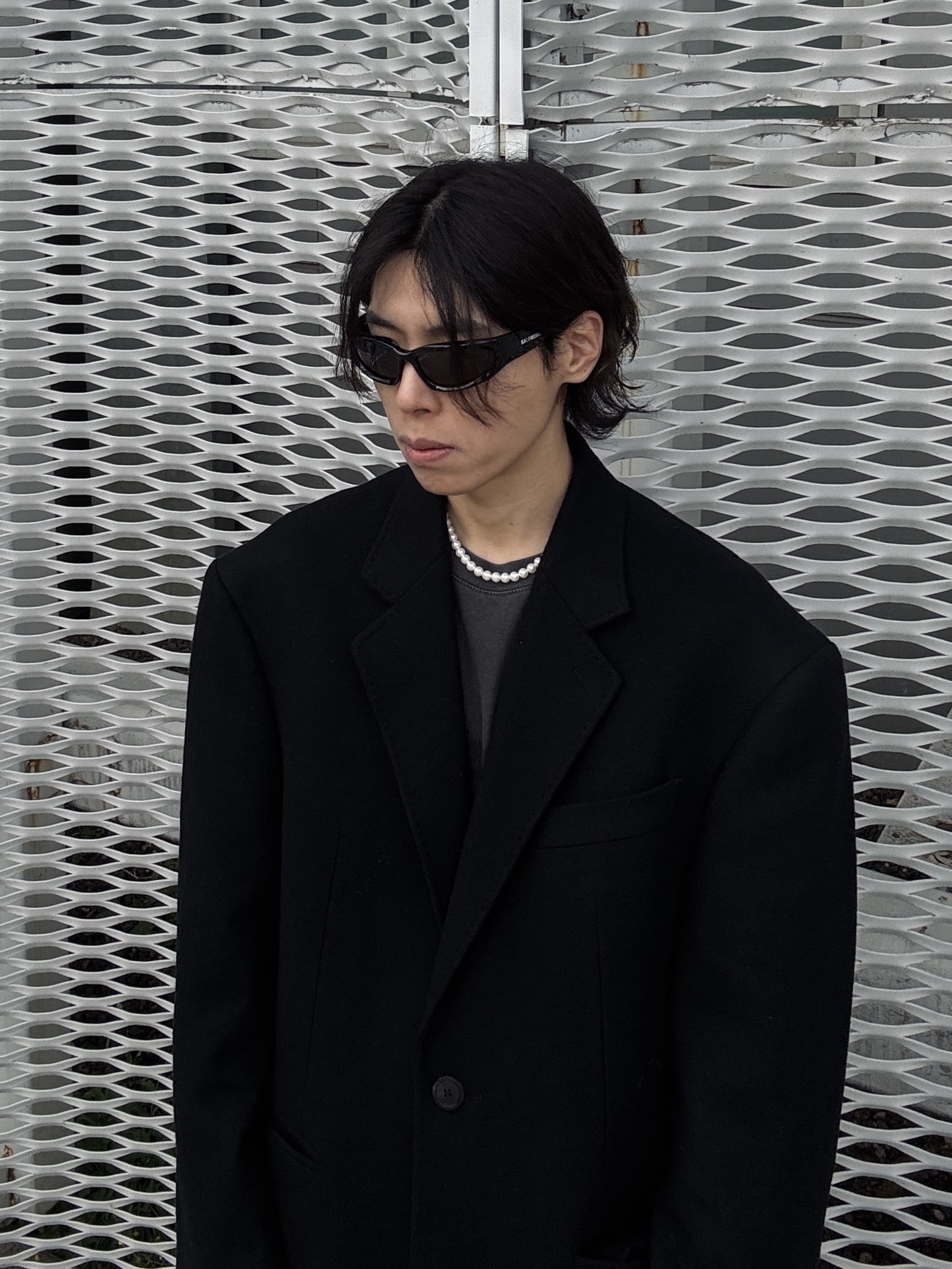 Balenciaga Swift Oval Sunglasses Black 착용 스타일 - 3