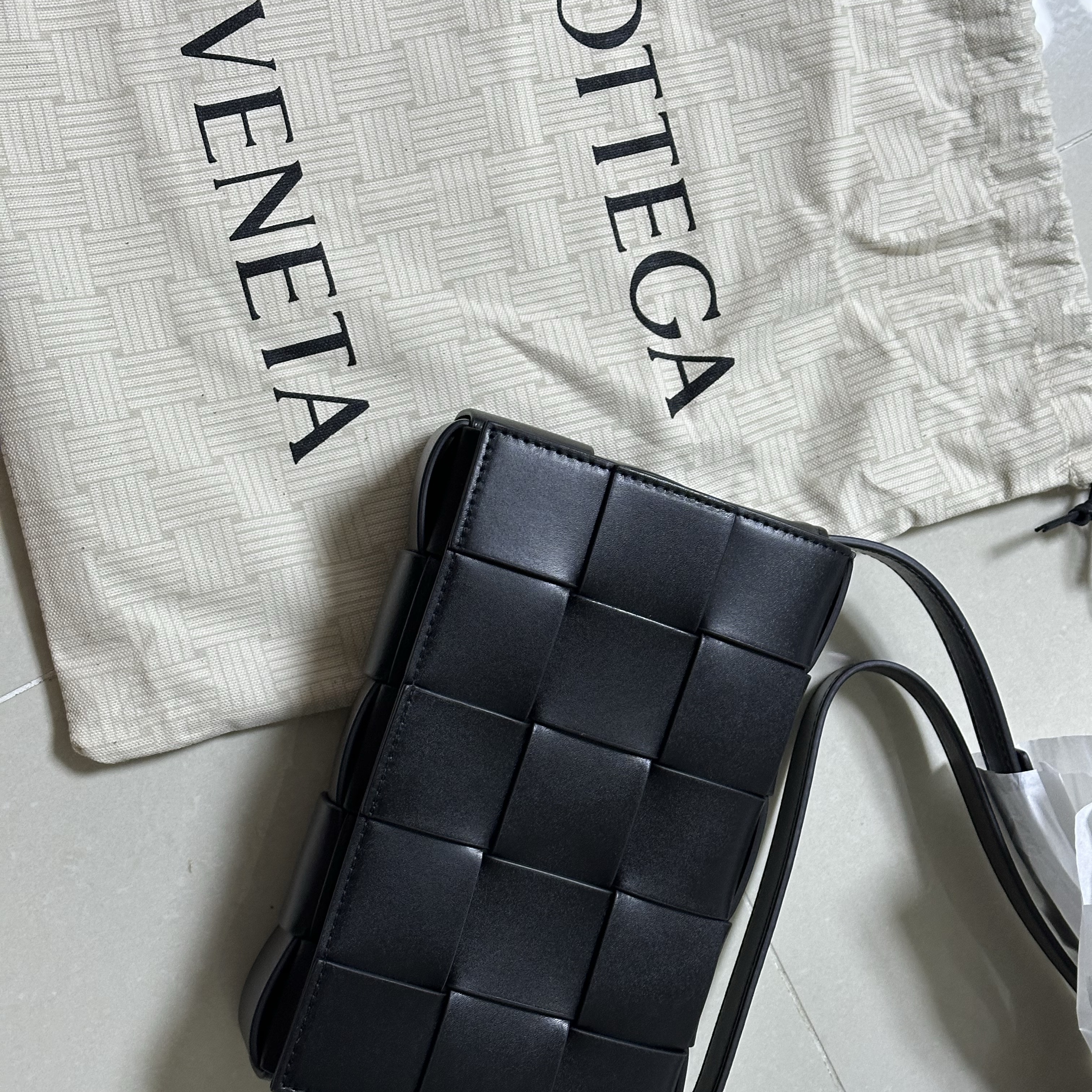 Bottega Veneta Urban Leather Crossbody Cassette Black Silver 착용 스타일