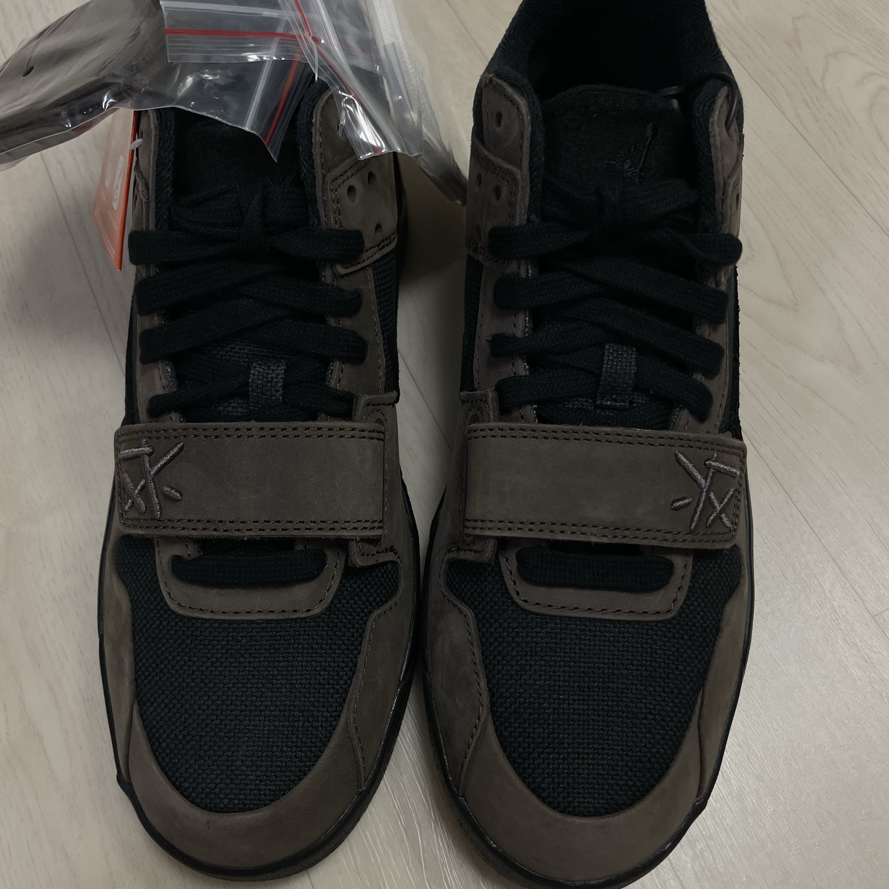 Jordan x Travis Scott Jumpman Jack TR Black and Dark Mocha 착용 스타일 - 2