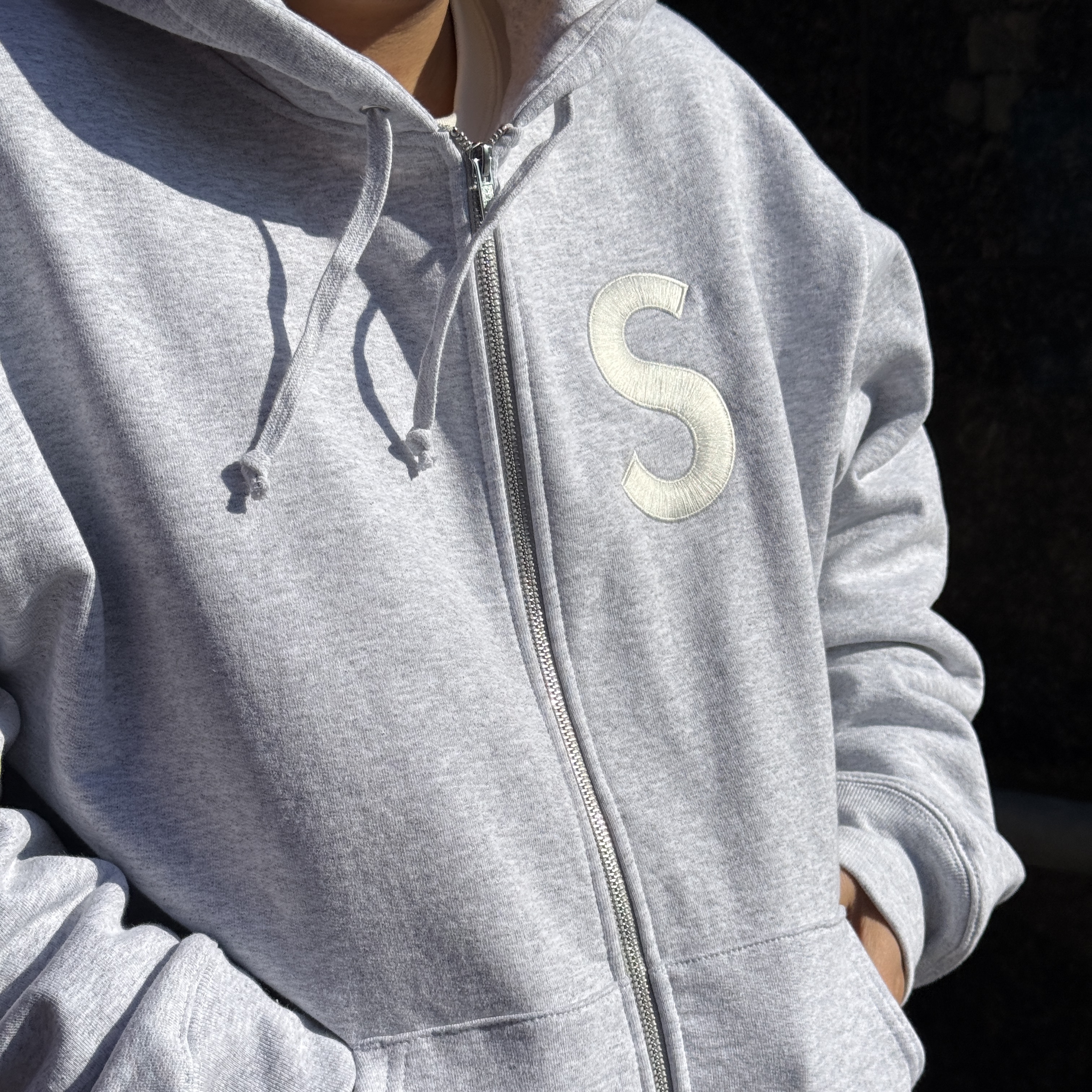 Supreme S Logo Zip Up Hooded Sweatshirt Ash Grey - 24FW 착용 스타일