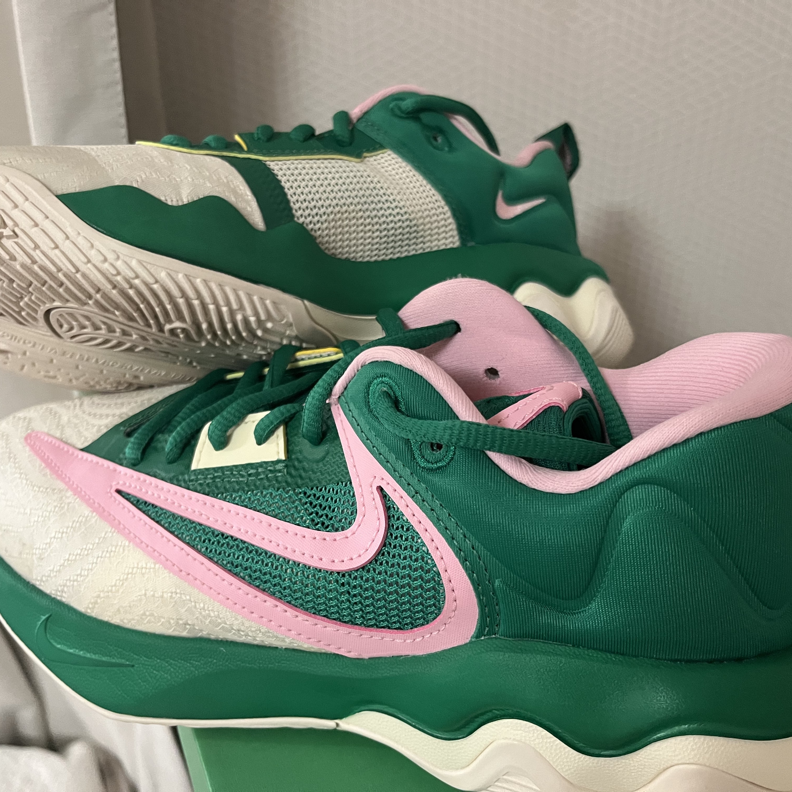 Nike Giannis Immortality 3 EP Malachite Medium Soft Pink 착용 스타일 - 1