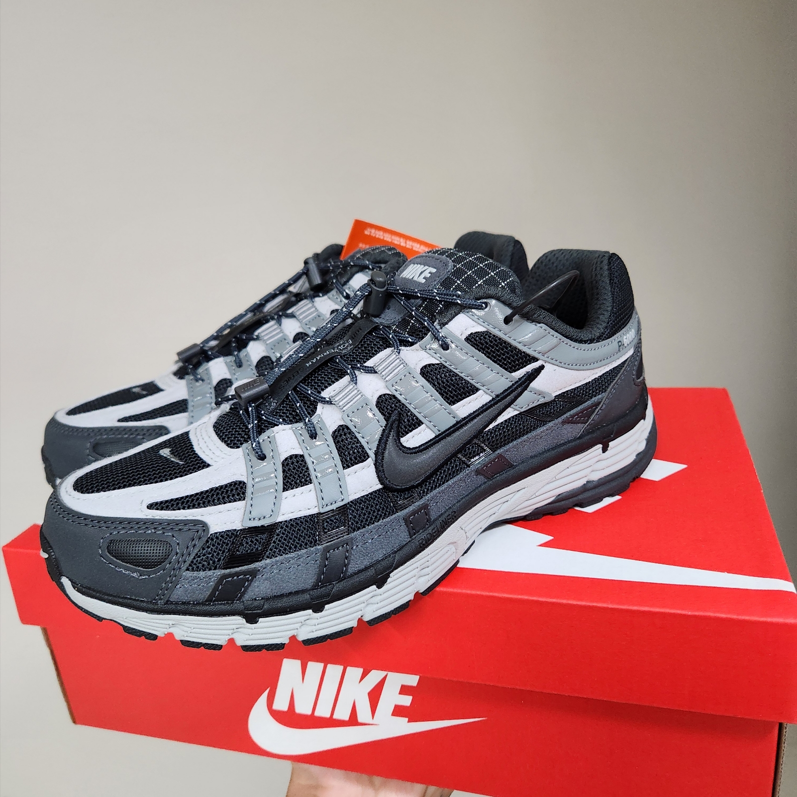 Nike P-6000 Anthracite Smoke Grey 착용 스타일
