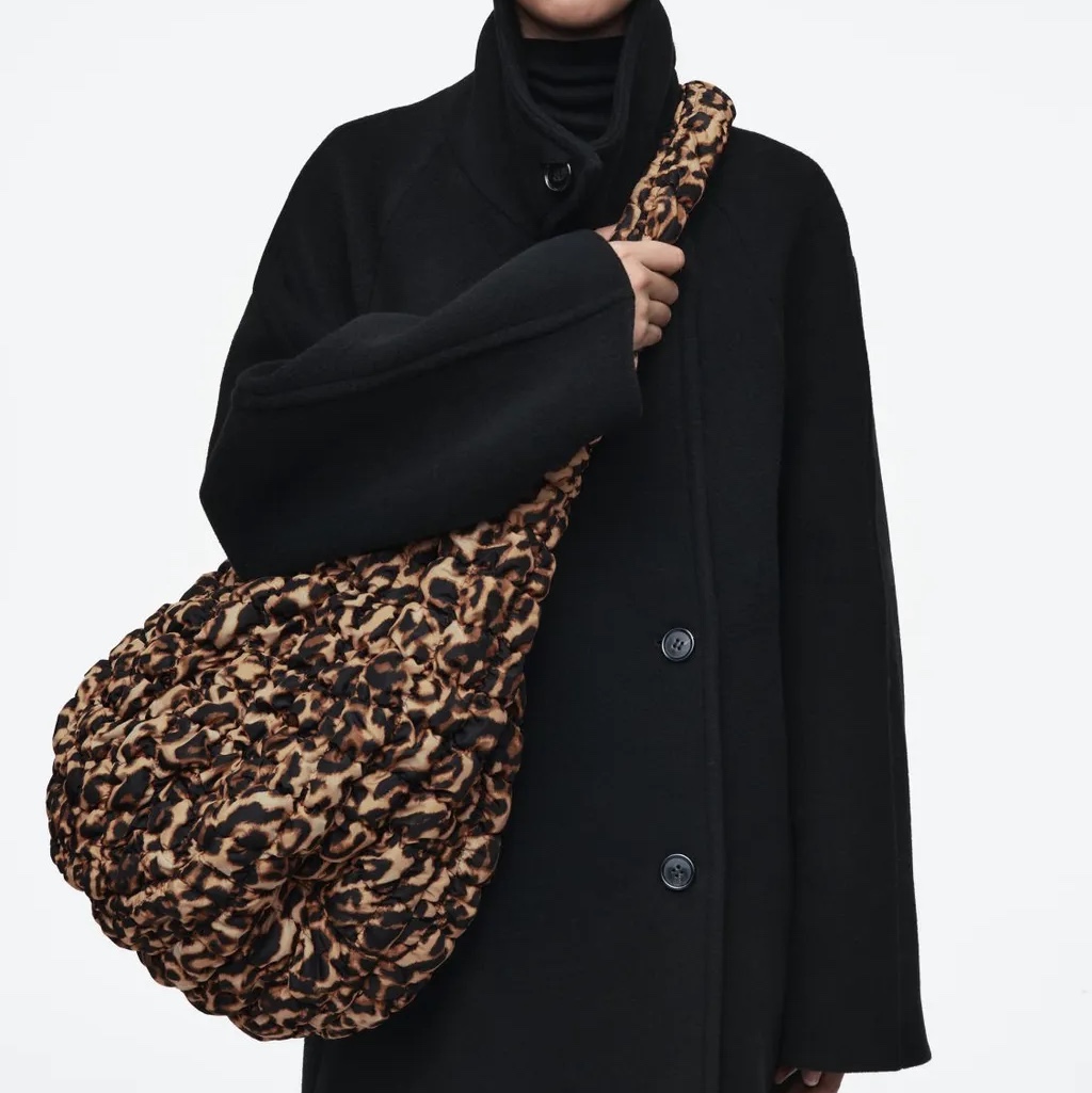 COS Quilted Micro Bag Leopard, COS Oversized Quilted Crossbody Bag Leopard 착용 스타일 - 2