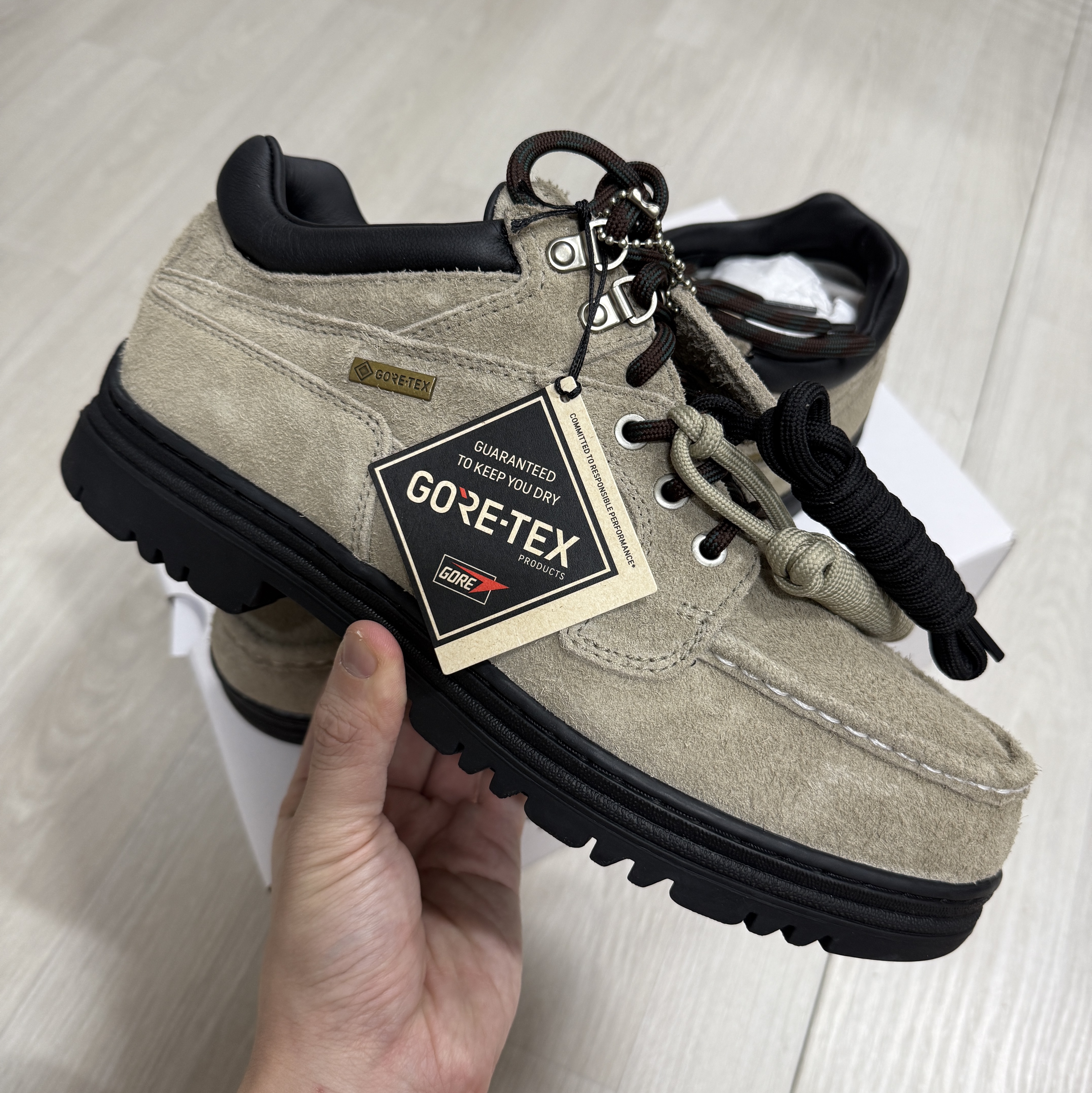 Timberland x Thisisneverthat Heritage Gore-Tex Moc Toe Mid Boots Desert - Wide 착용 스타일 - 1