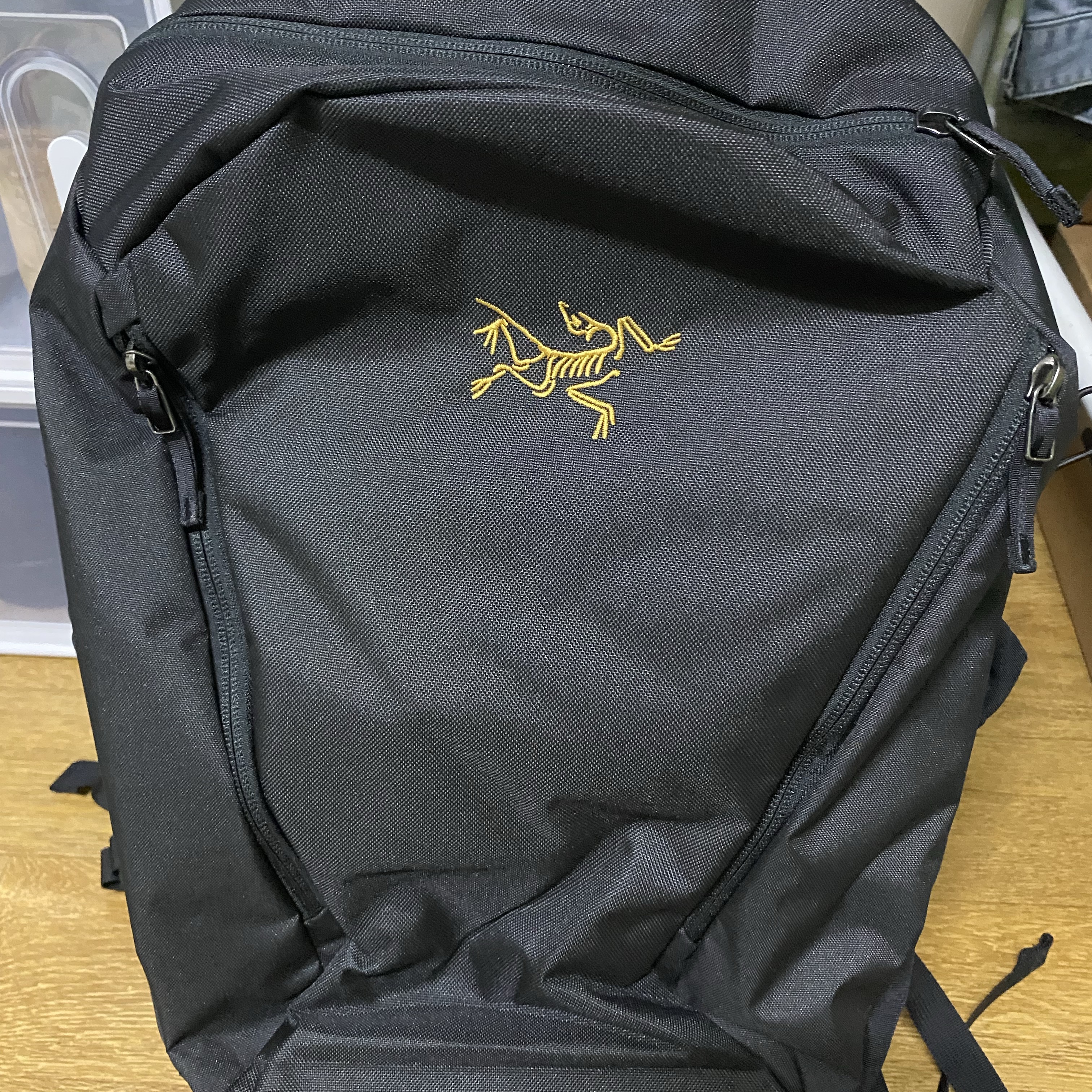 Arc'teryx Heliad 6 Crossbody Bag Black, Arc'teryx Mantis 26 Backpack Black 착용 스타일 - 2