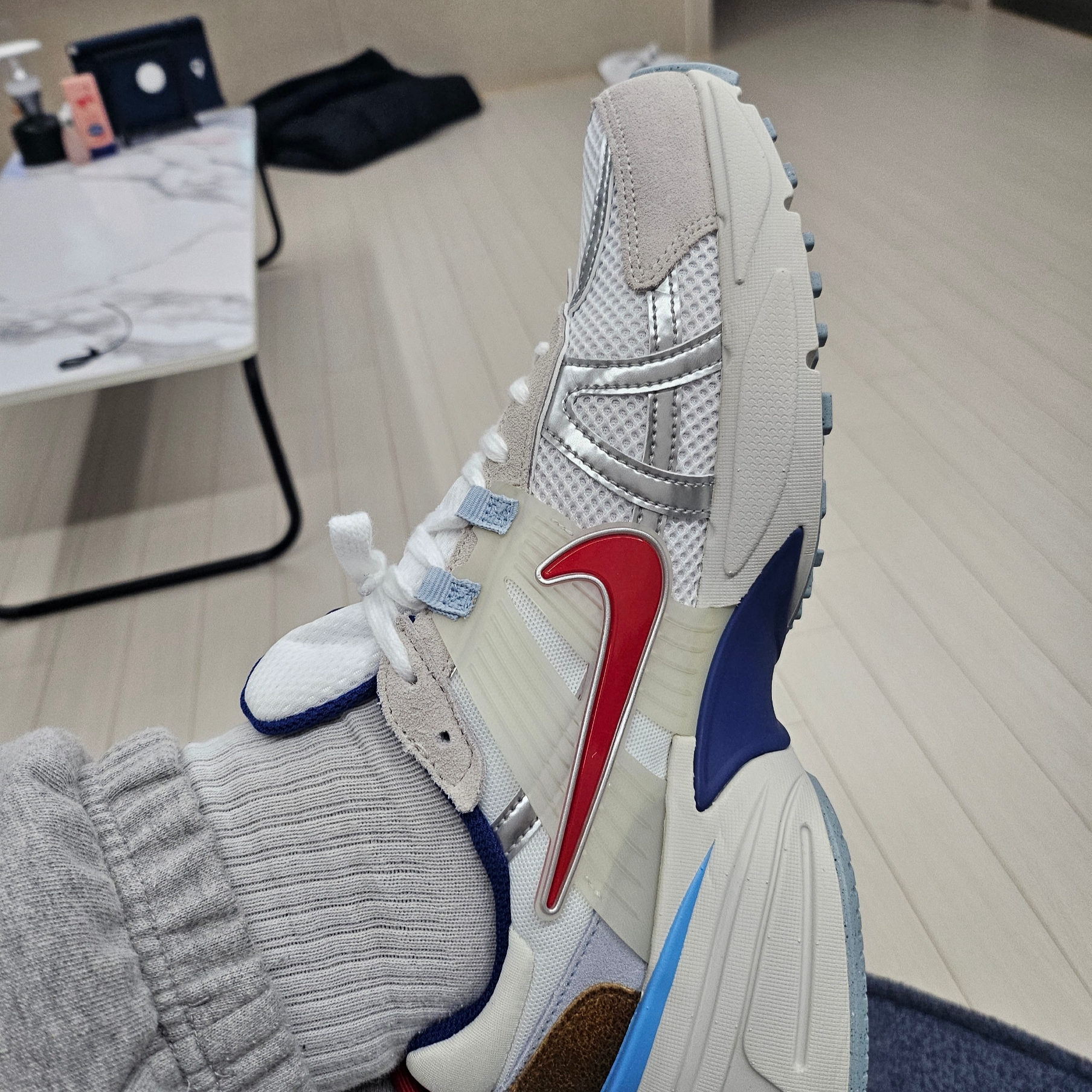 Nike V2K Run Metallic Silver Gym Red 착용 스타일