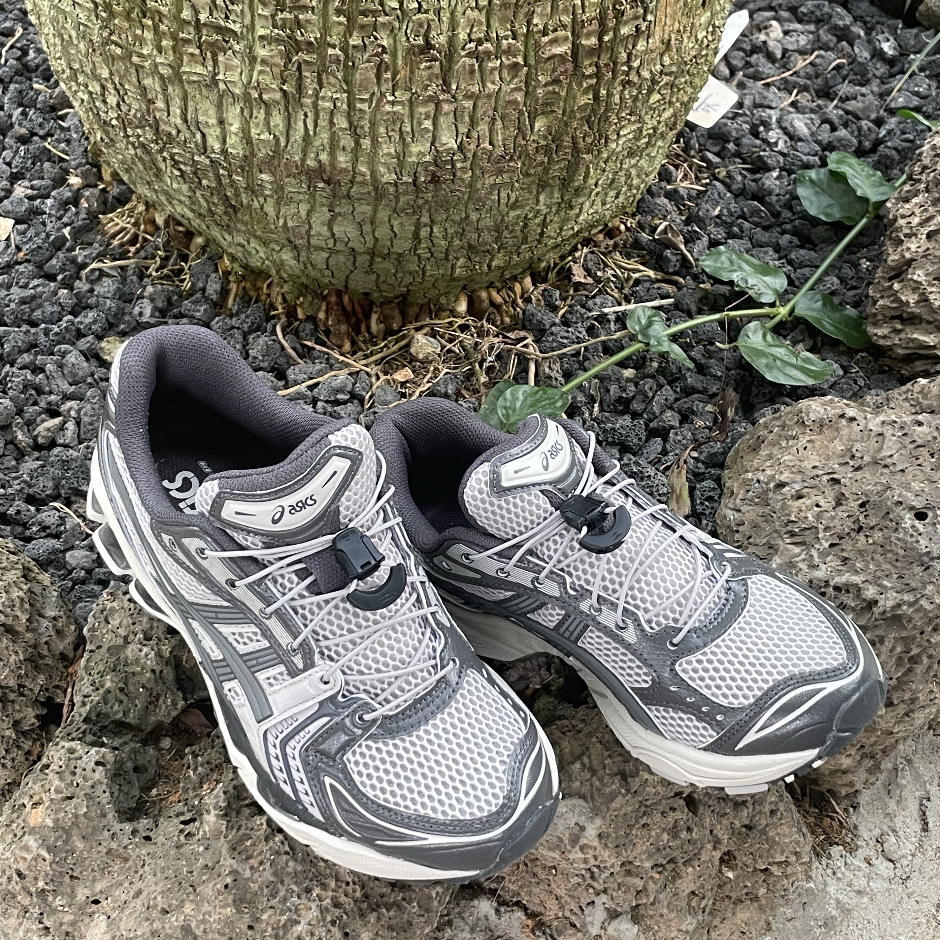 Asics Unlimited Gel-Kayano 14 Oyster Grey Clay Grey 착용 스타일