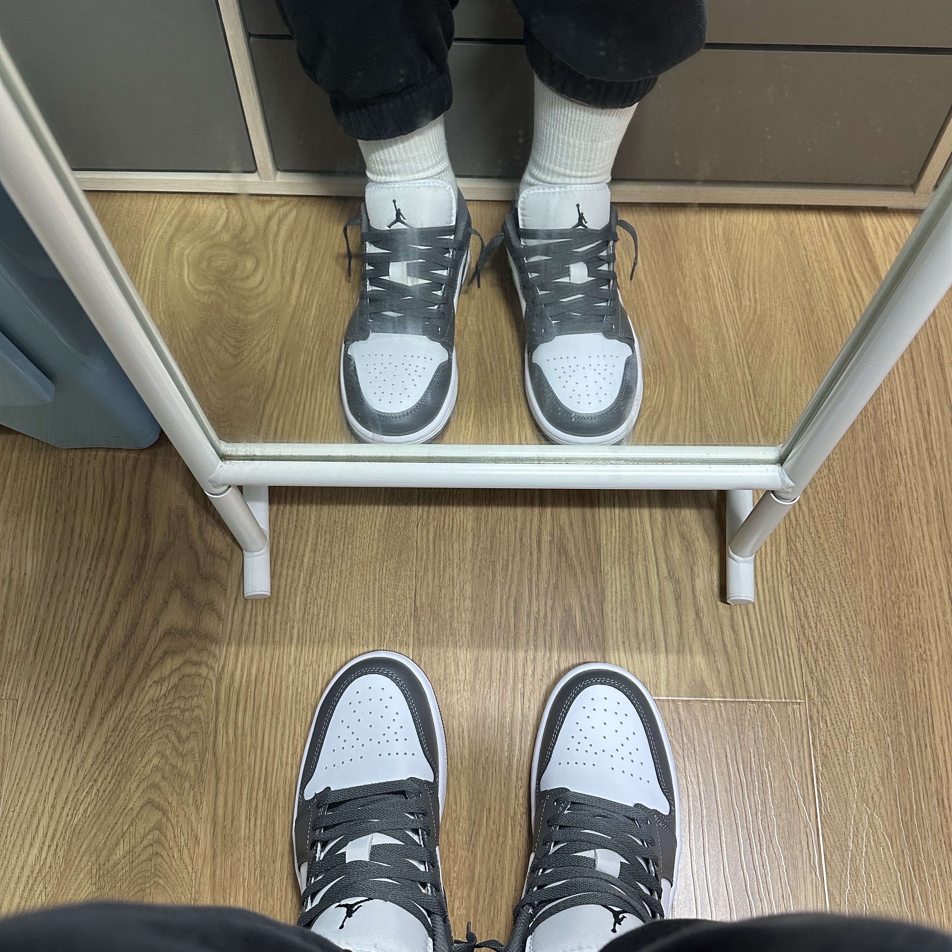Jordan 1 Low White Iron Grey 착용 스타일 - 1
