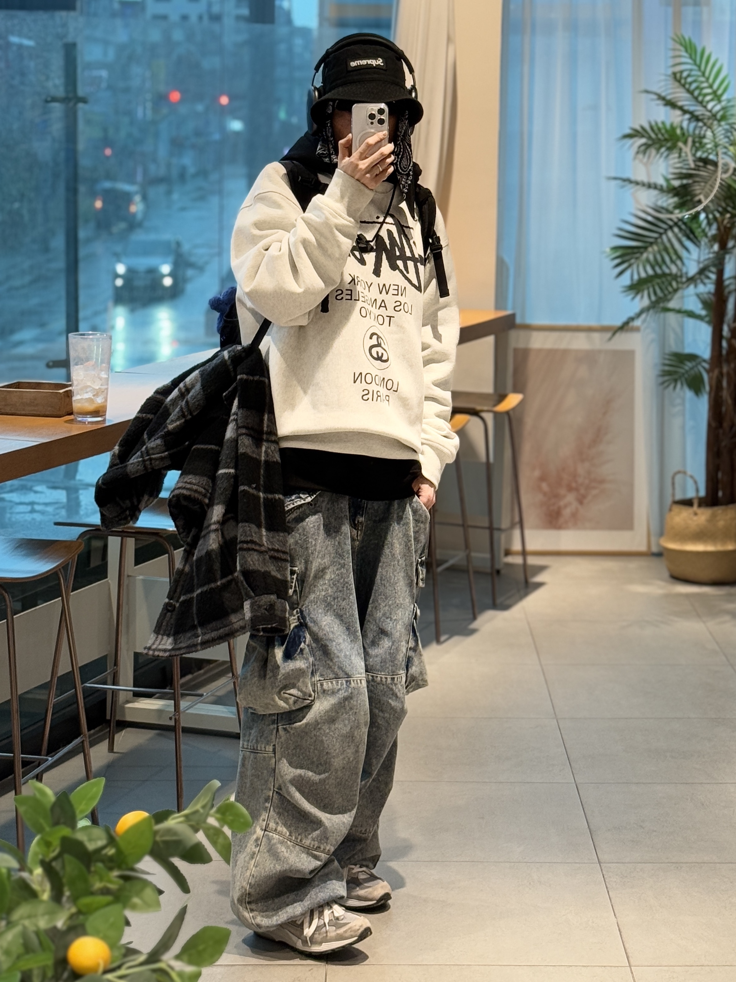 New Balance 992 Made in USA Grey - D Standard, IAB Studio Hoodie Black 착용 스타일 - 5