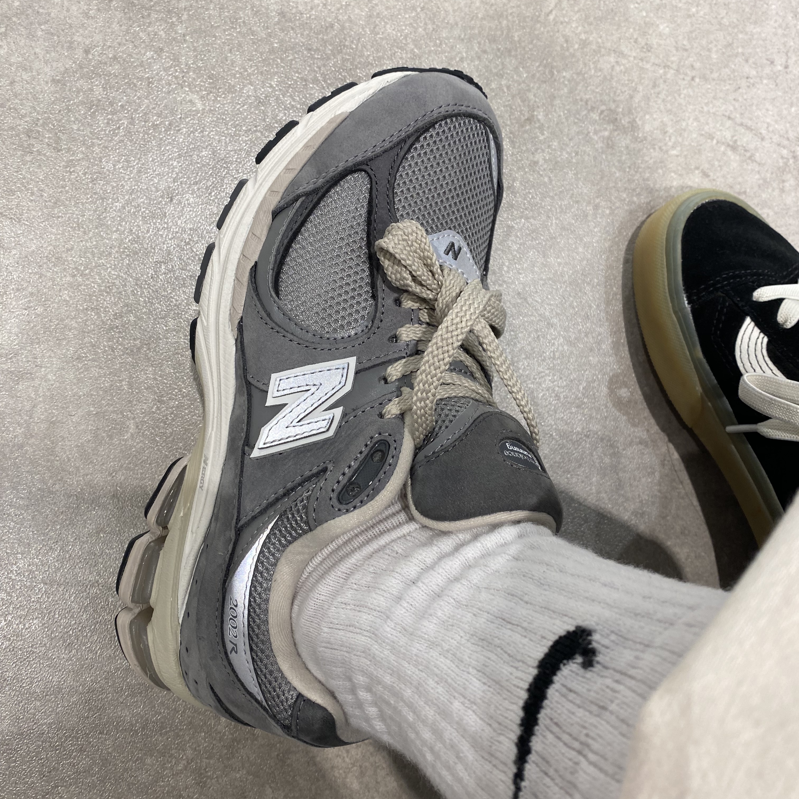 New Balance 2002R Premium Vintage Grey 착용 스타일