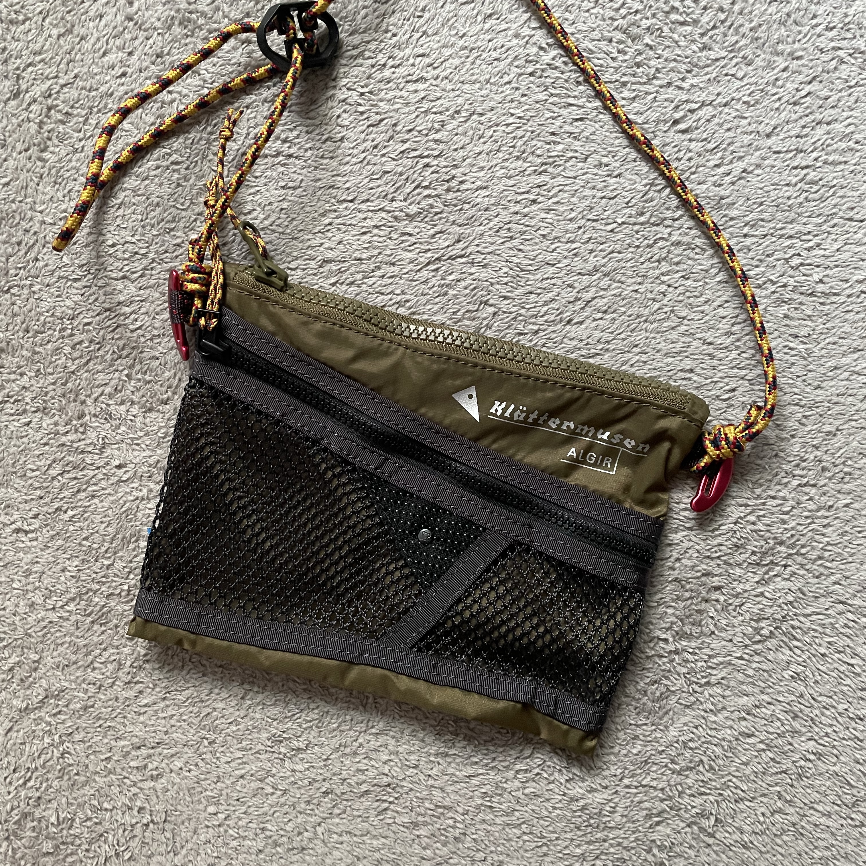 Klattermusen Algir Small Accessory Bag Olive 착용 스타일