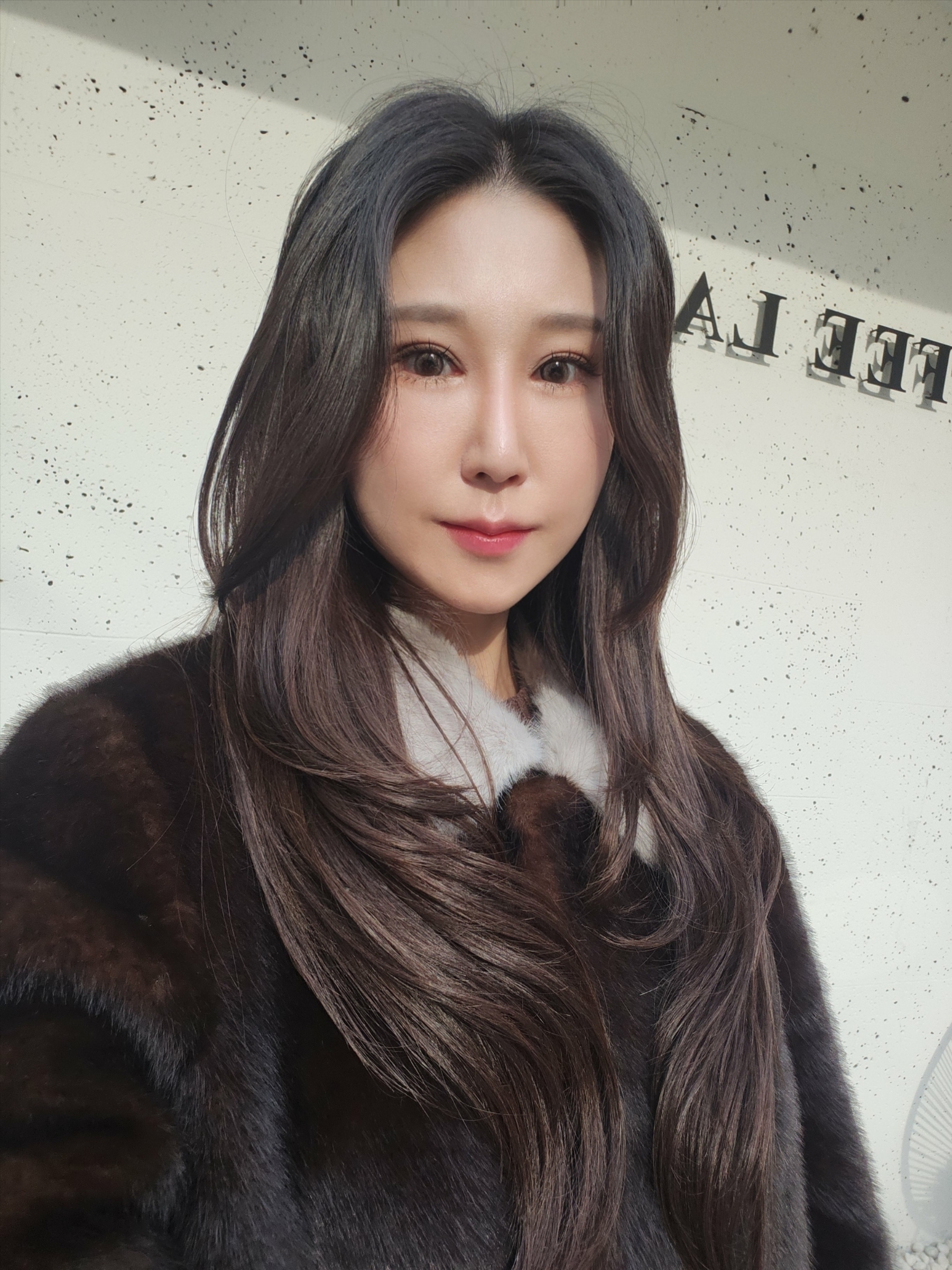 (W) Celine Medium Triomphe Belt in Taurillon Leather Black 착용 스타일 - 5