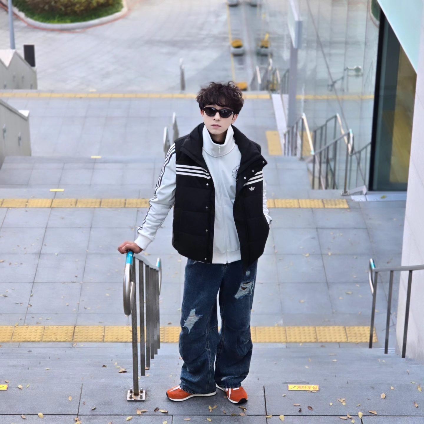 Adidas Originals 70s Padded Gilet Black - KR Sizing, Adidas German Beckenbauer Track Top Off White - KR Sizing 착용 스타일 - 10