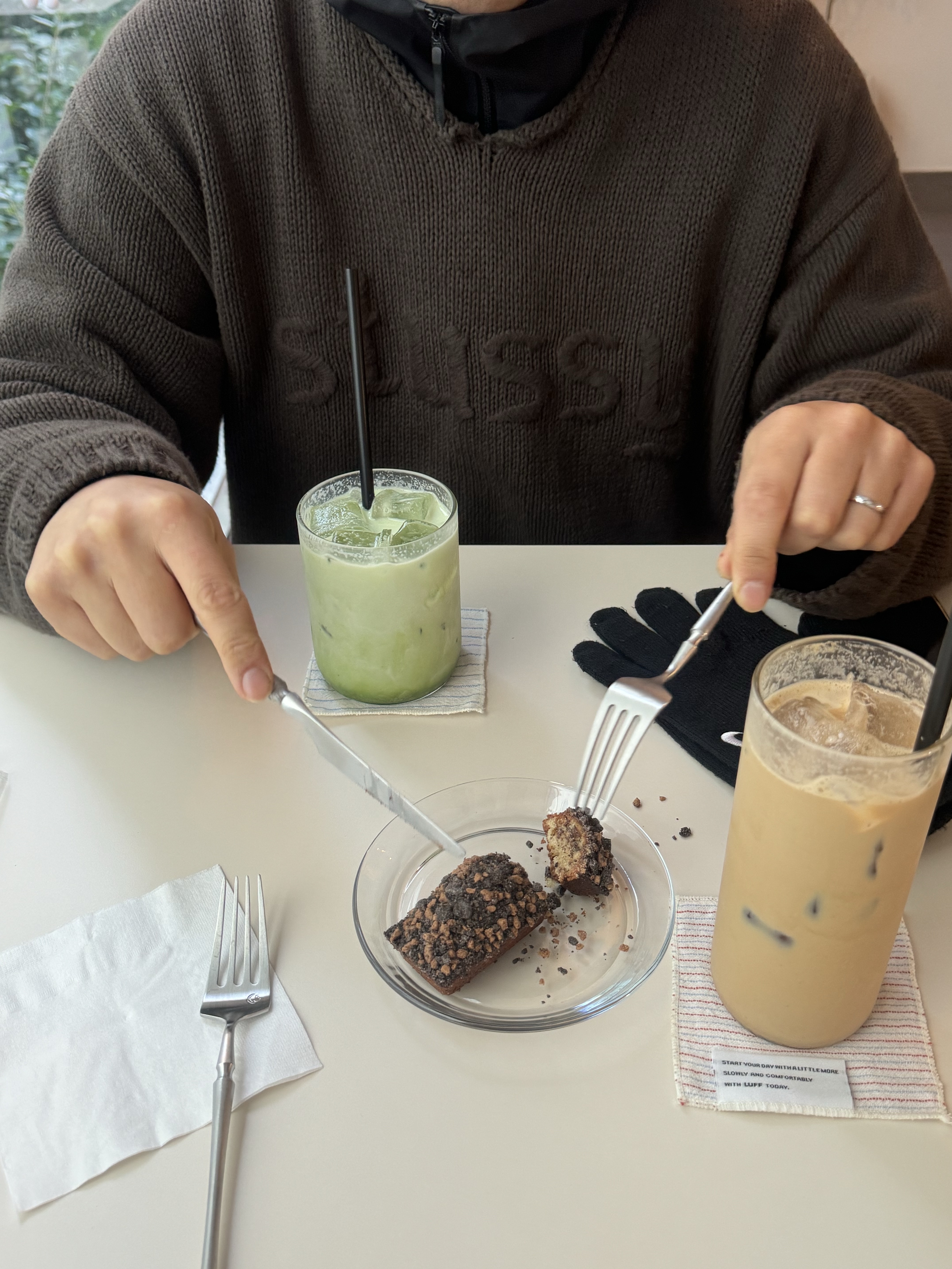 Stussy Embroidered V-Neck Logo Sweater Brown, Arc'teryx Beta Jacket Black 착용 스타일