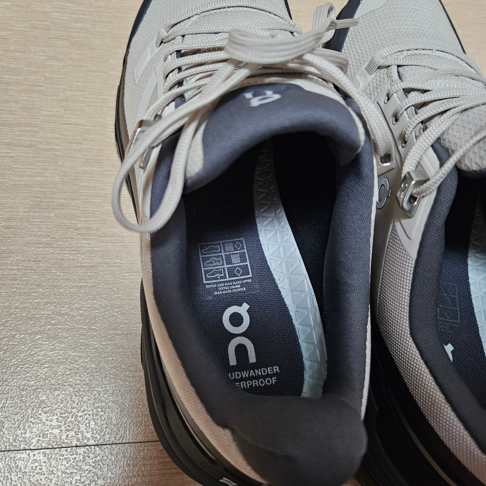 On Running Cloudwander Waterproof Sand Black 착용 스타일 - 2