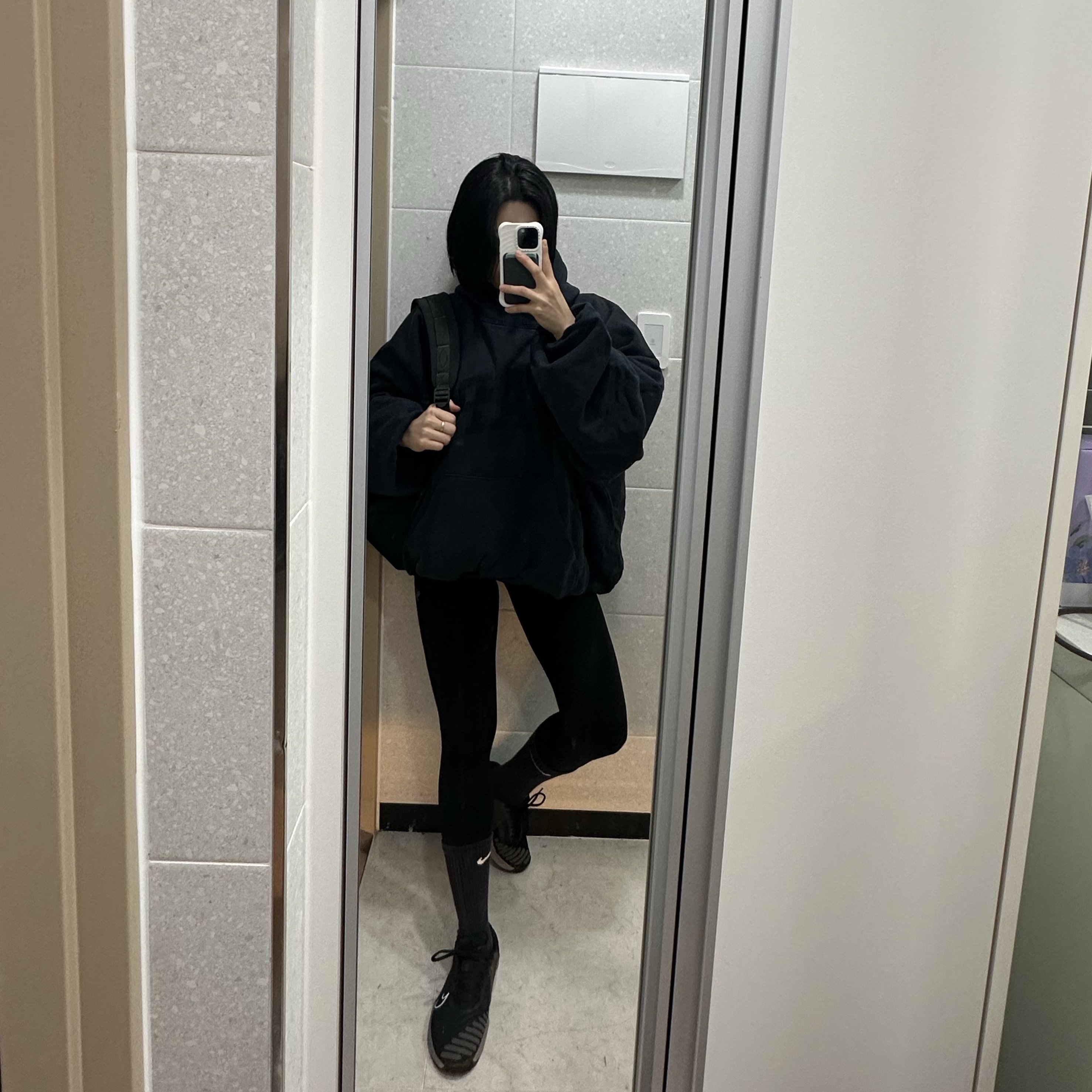 Yeezy Gap Engineered By Balenciaga Dove Hoodie Washed Black 착용 스타일