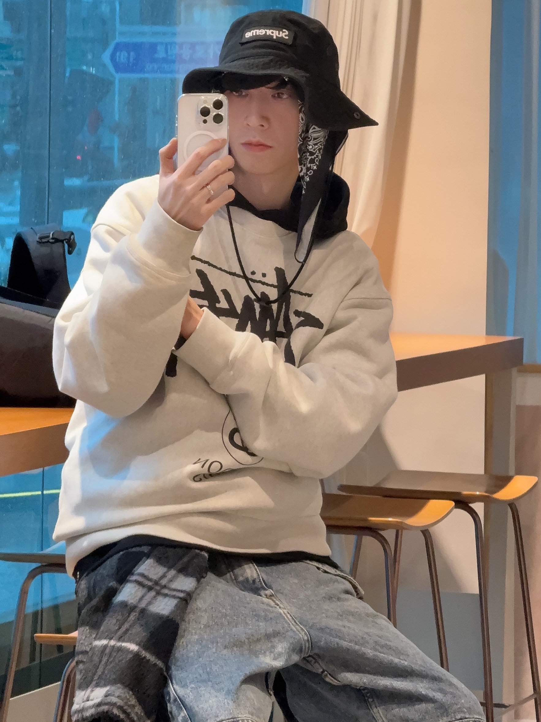 Stussy World Tour Crew Ash Heather 2022, IAB Studio Hoodie Black 착용 스타일 - 1