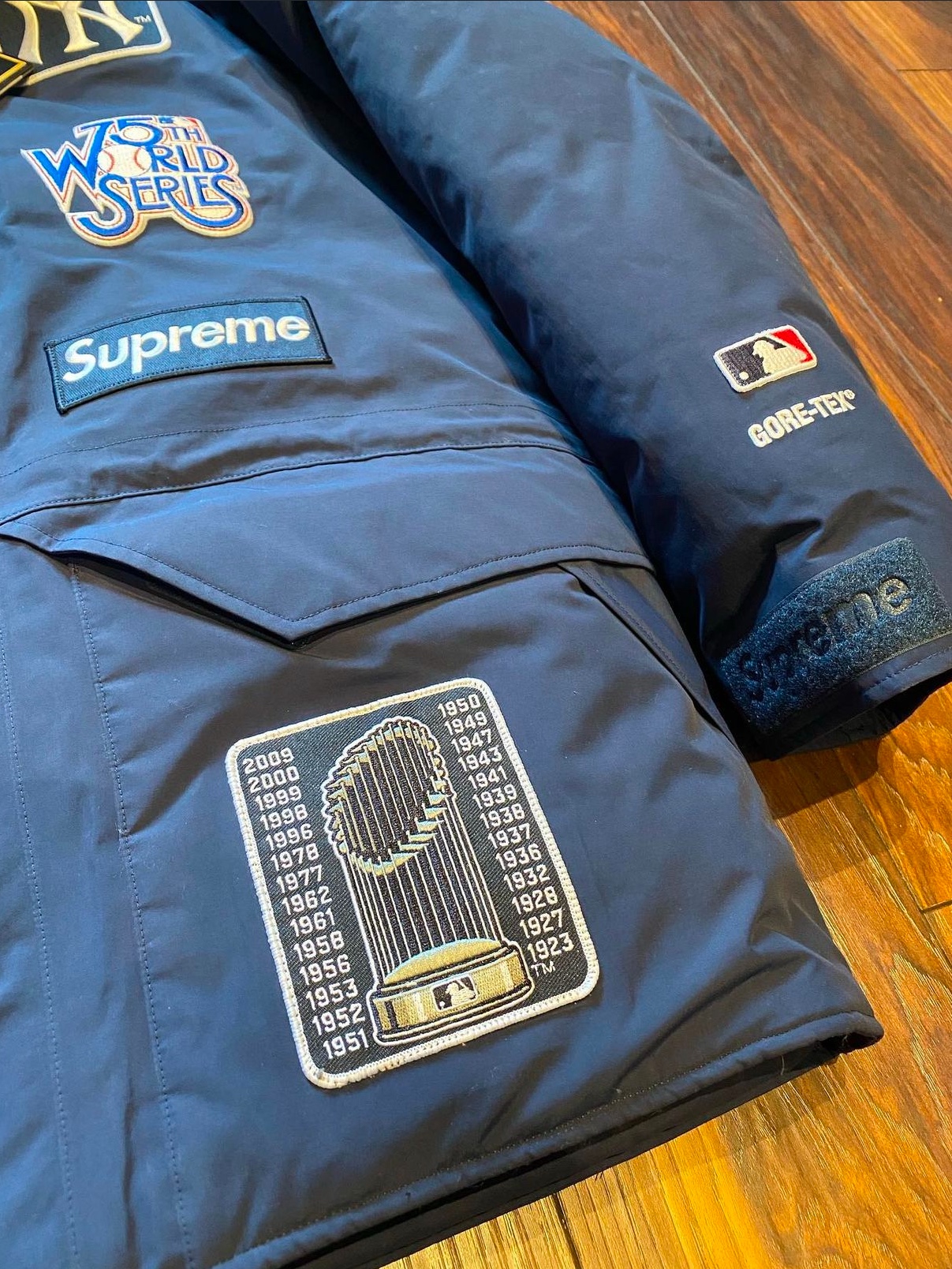 Supreme x New York Yankees Gore-Tex 700-Fill Down Jacket Navy - 21FW 착용 스타일 - 4