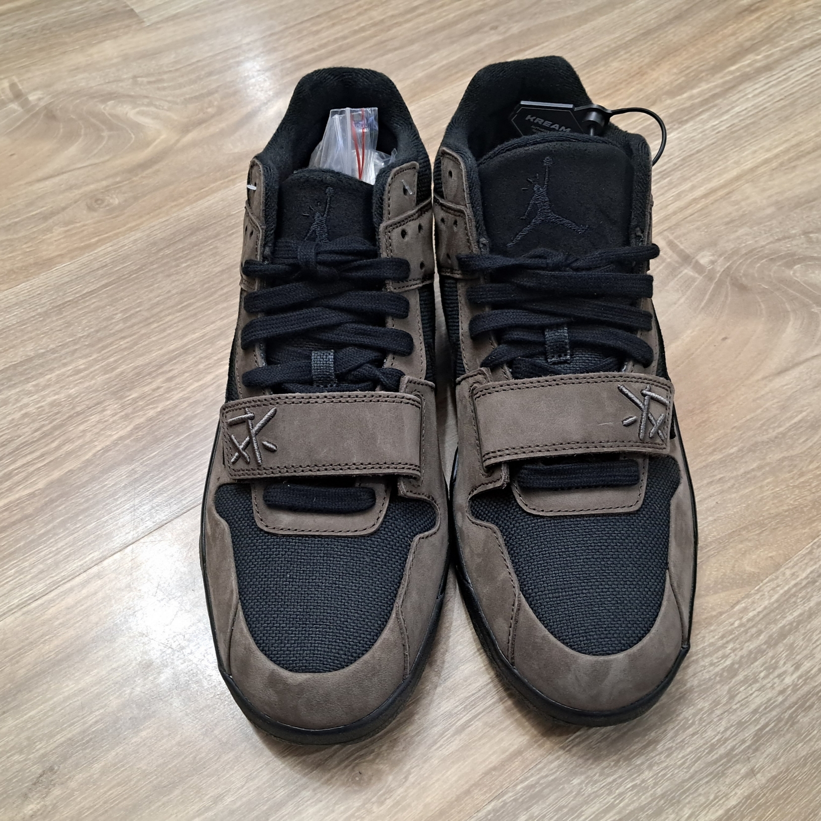 Jordan x Travis Scott Jumpman Jack TR Black and Dark Mocha 착용 스타일 - 2