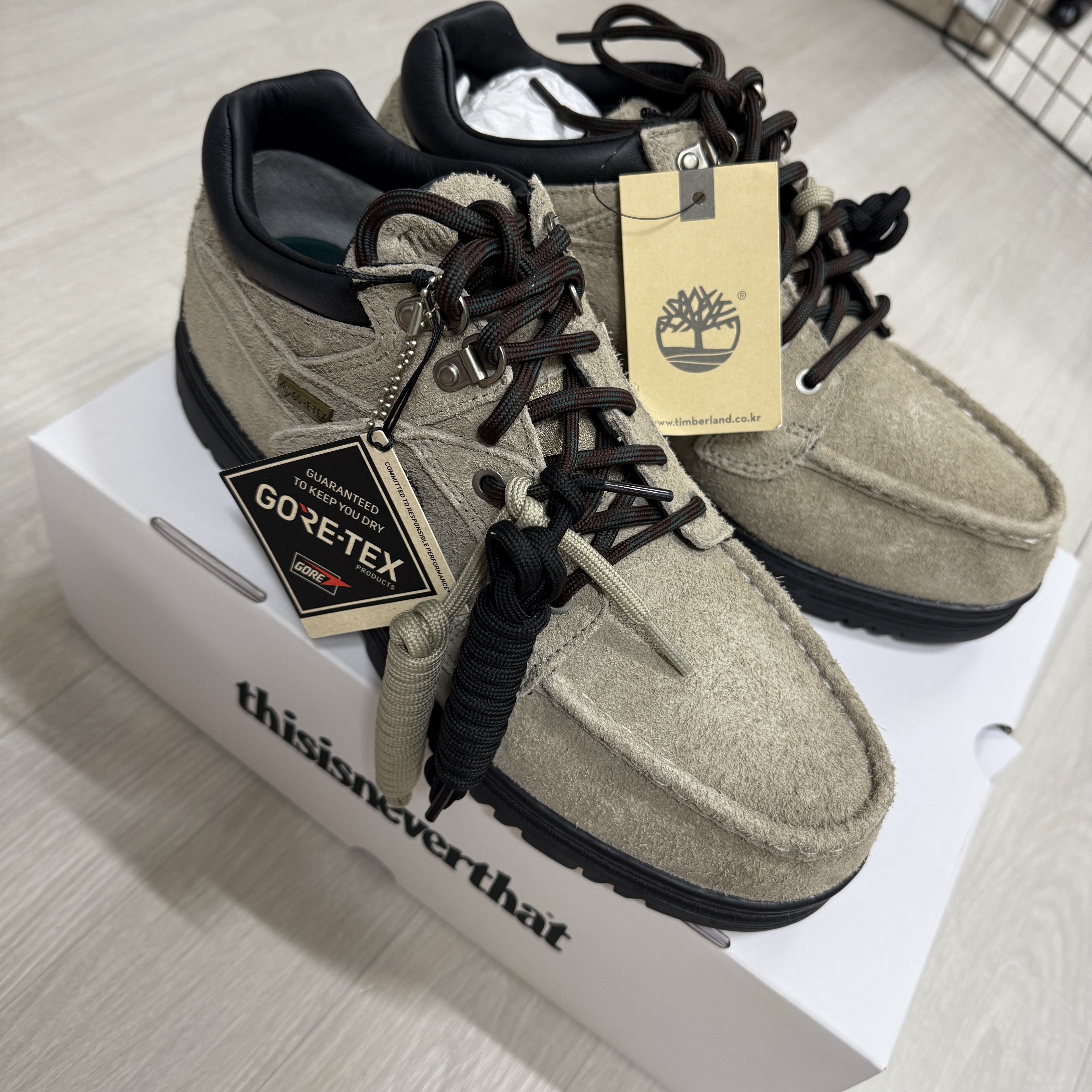 Timberland x Thisisneverthat Heritage Gore-Tex Moc Toe Mid Boots Desert - Wide 착용 스타일 - 2