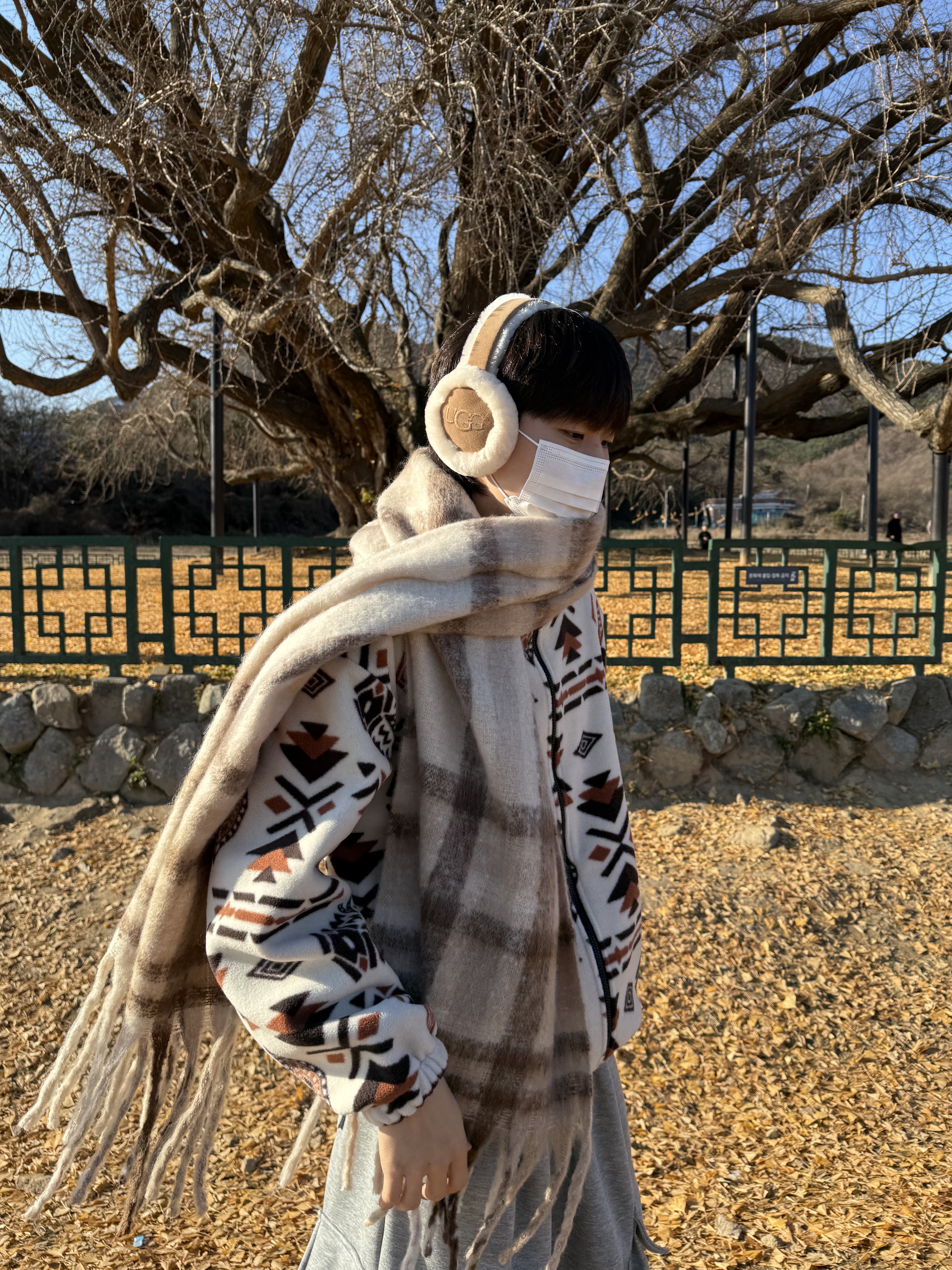 (W) UGG Embroidered Logo Earmuff Chestnut, UGG Tasman Slipper Chestnut 착용 스타일 - 1