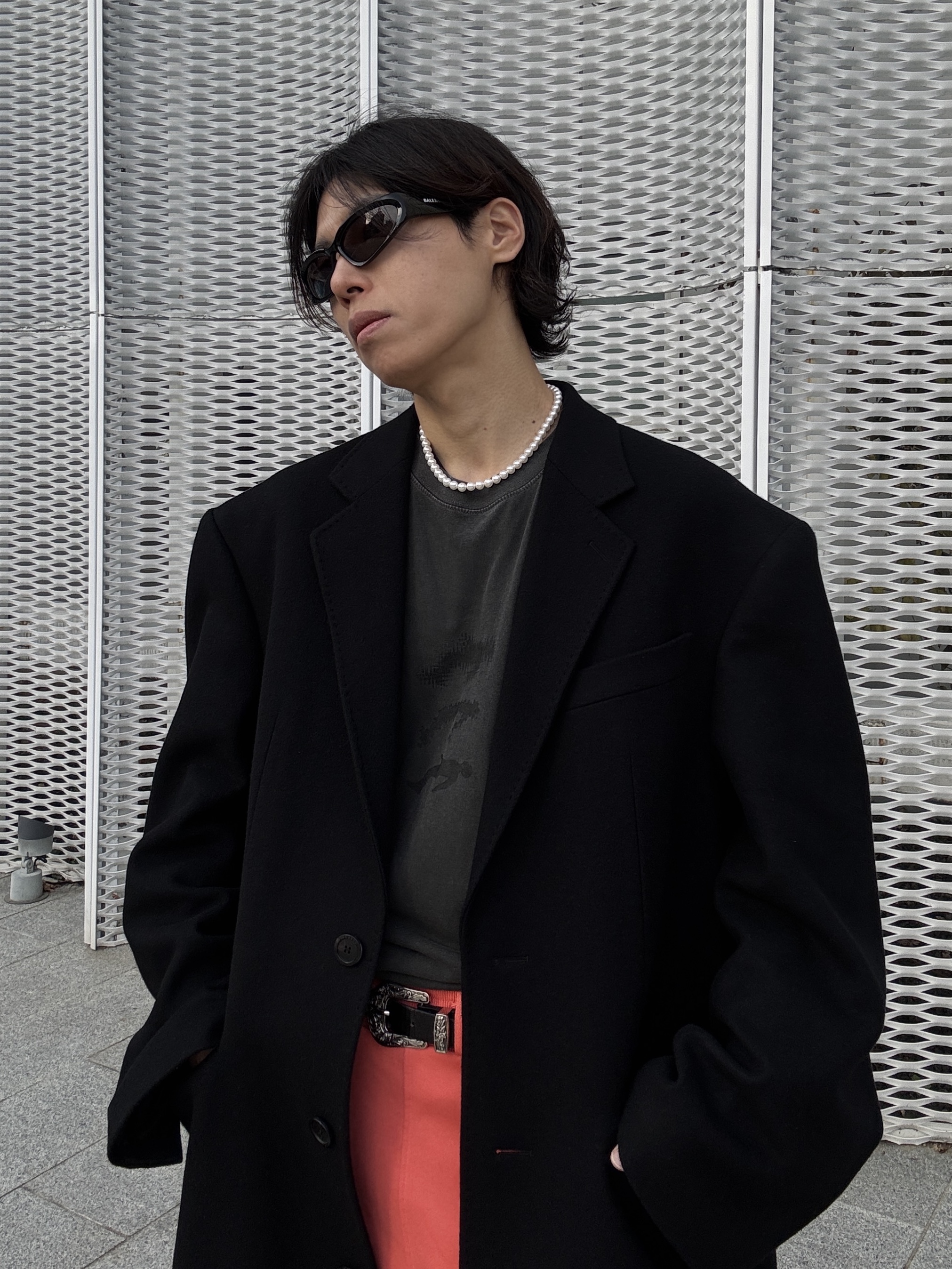 Balenciaga Swift Oval Sunglasses Black 착용 스타일 - 4