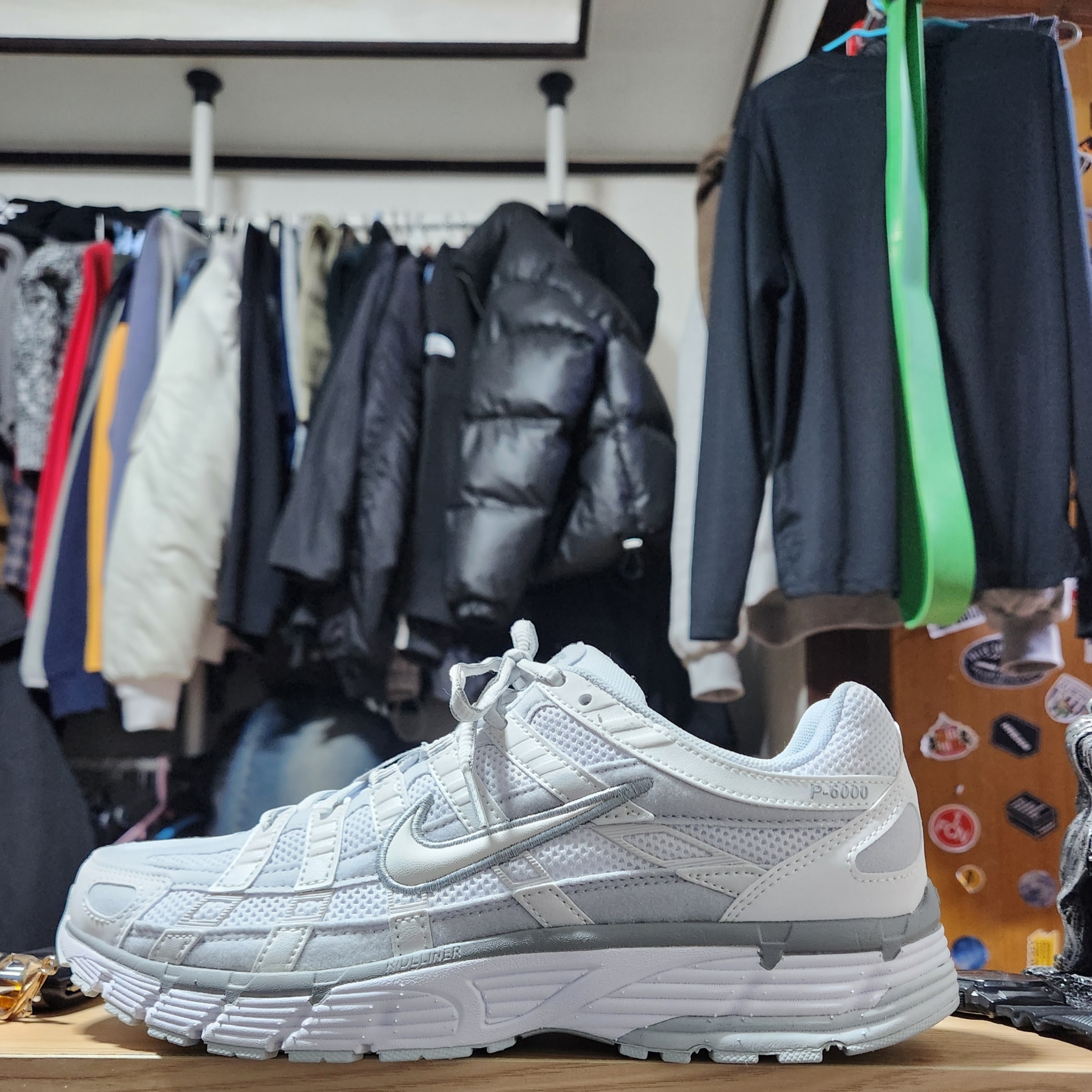 (W) Nike P-6000 Metallic Summit White 착용 스타일