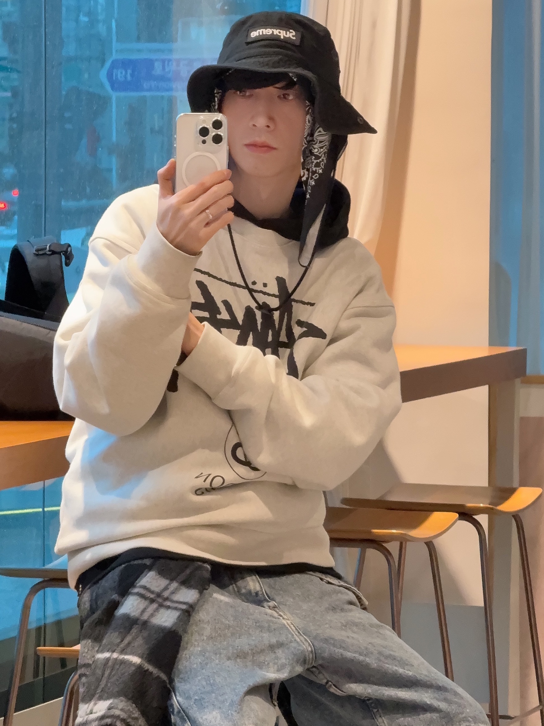 Stussy World Tour Crew Ash Heather 2022, IAB Studio Hoodie Black 착용 스타일 - 3