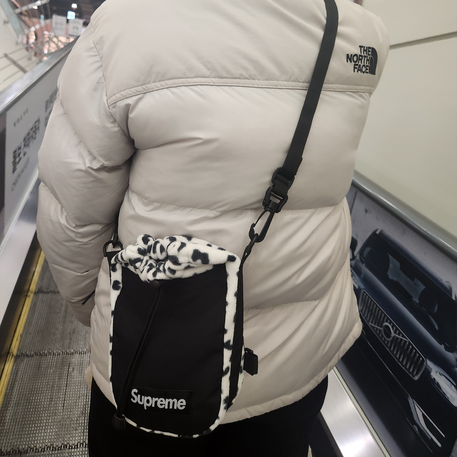 Supreme Polartec Sling Bag Leopard - 24FW 착용 스타일