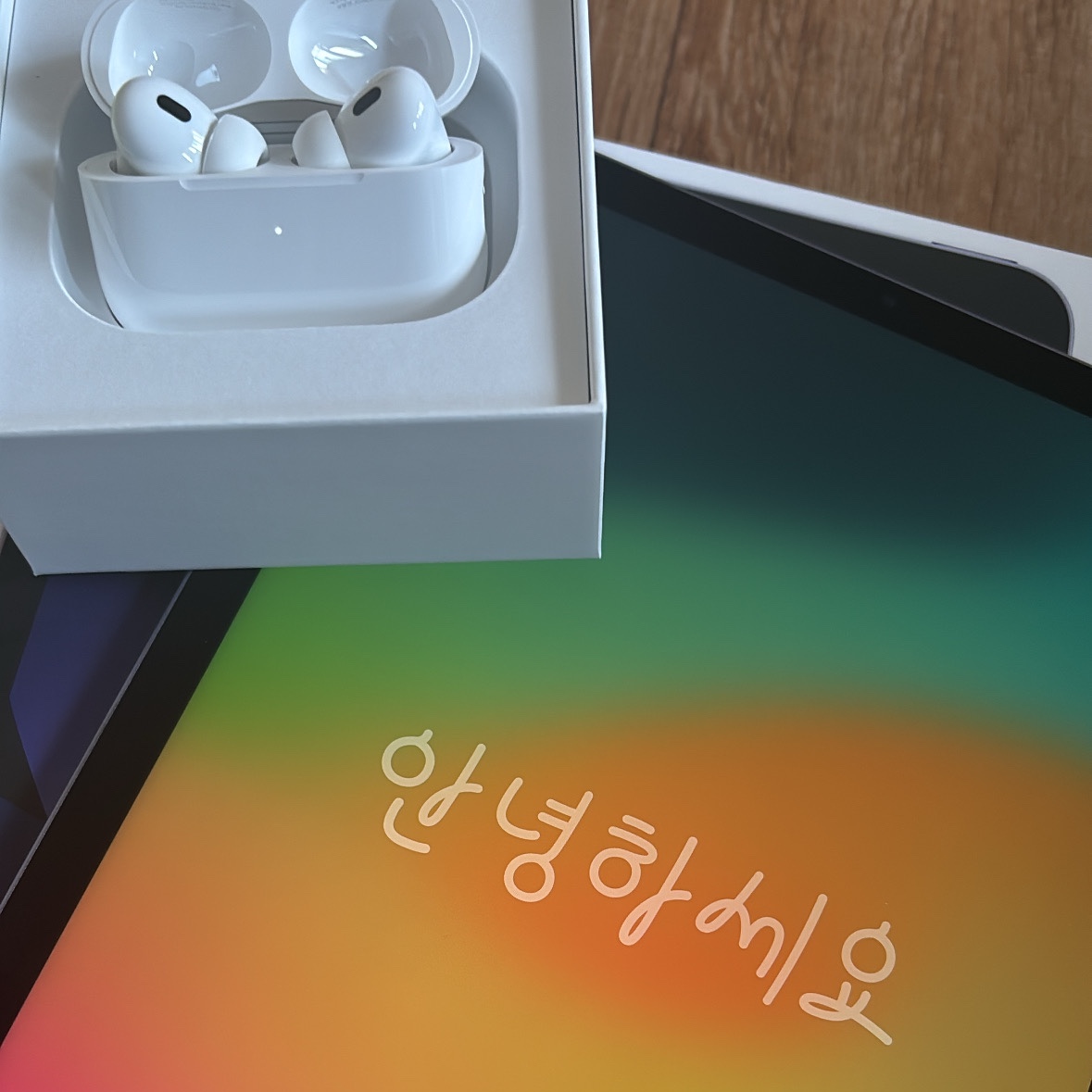 Apple iPad Air 5th Gen Wifi 64GB Purple (Korean Ver.), Apple Airpods Pro 2nd Gen with MagSafe Charging Case USB C (Korean Ver.) 착용 스타일