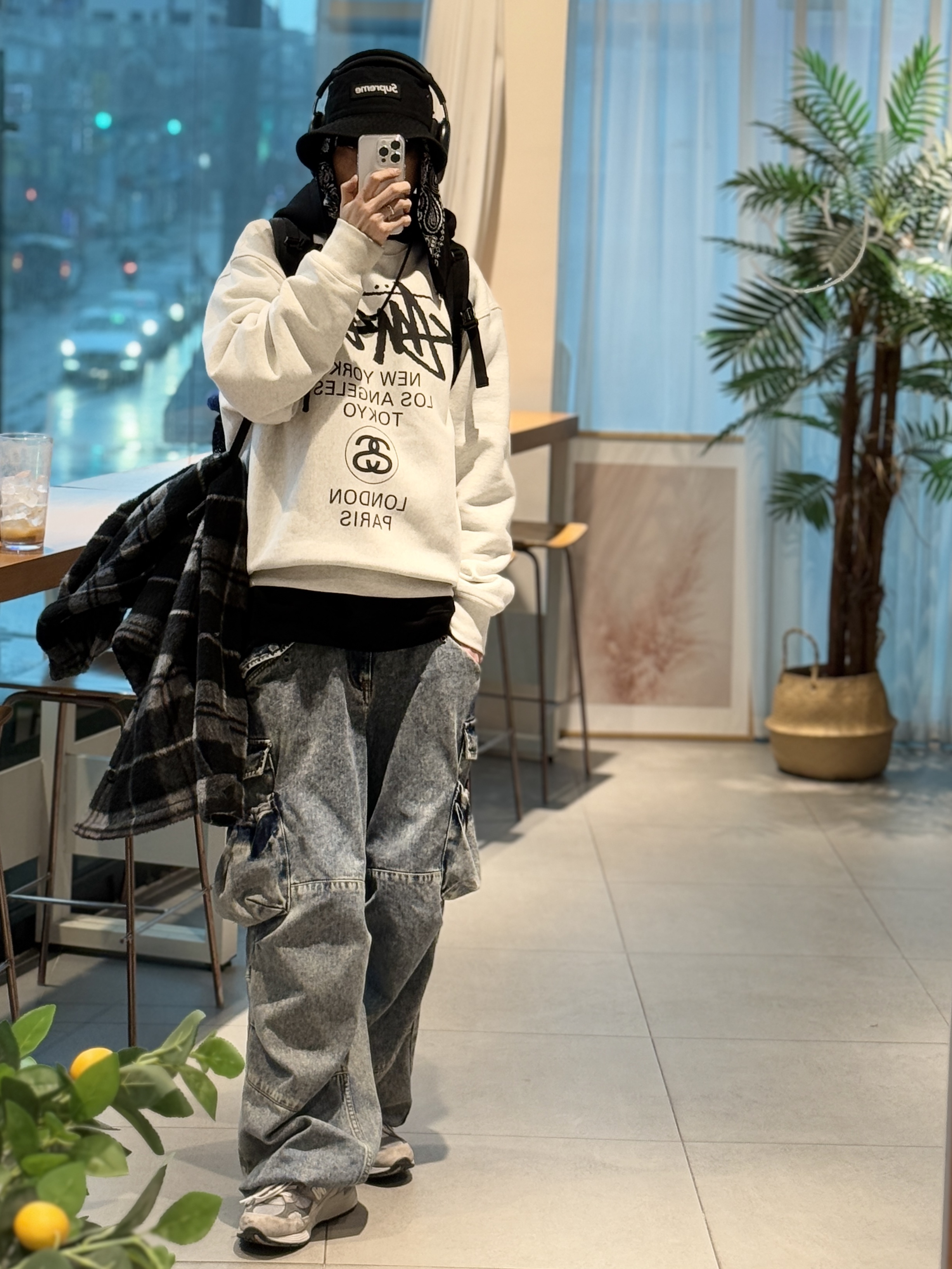 New Balance 992 Made in USA Grey - D Standard, IAB Studio Hoodie Black 착용 스타일 - 4