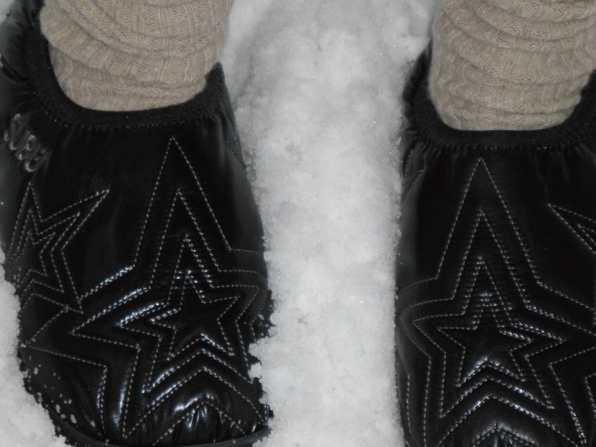 Subu x Coyseio Angel Wing Padding Shoes Charcoal, Subu x Coyseio Multi Star Padding Shoes Black 착용 스타일 - 6
