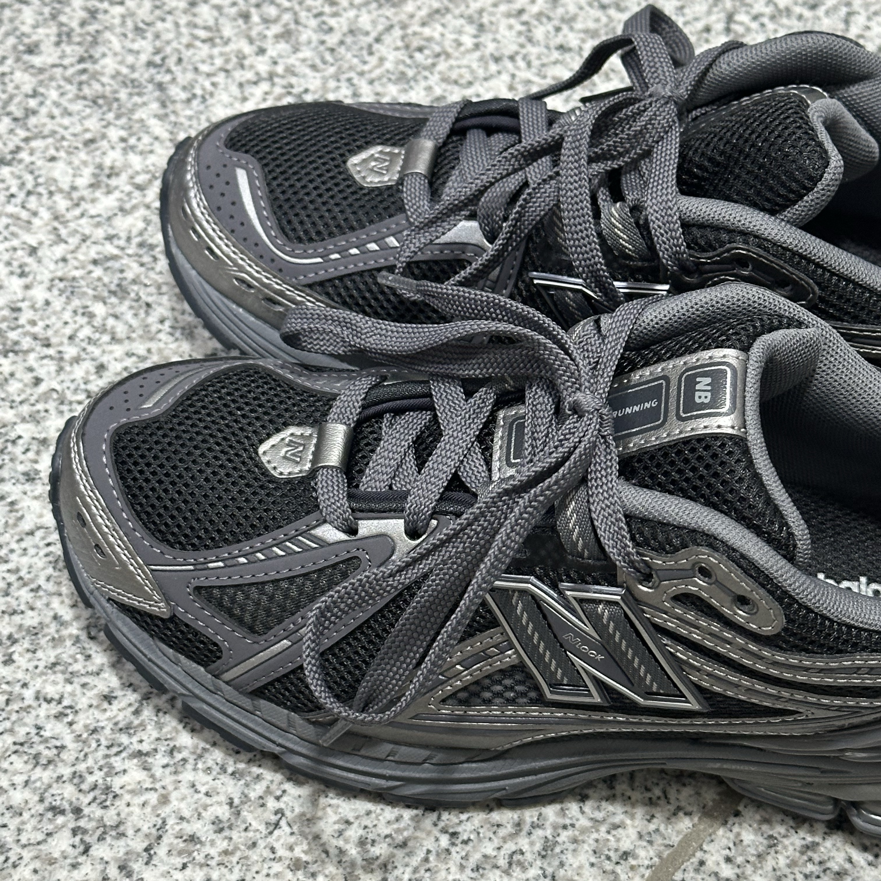 New Balance 1906R Black 착용 스타일 - 2