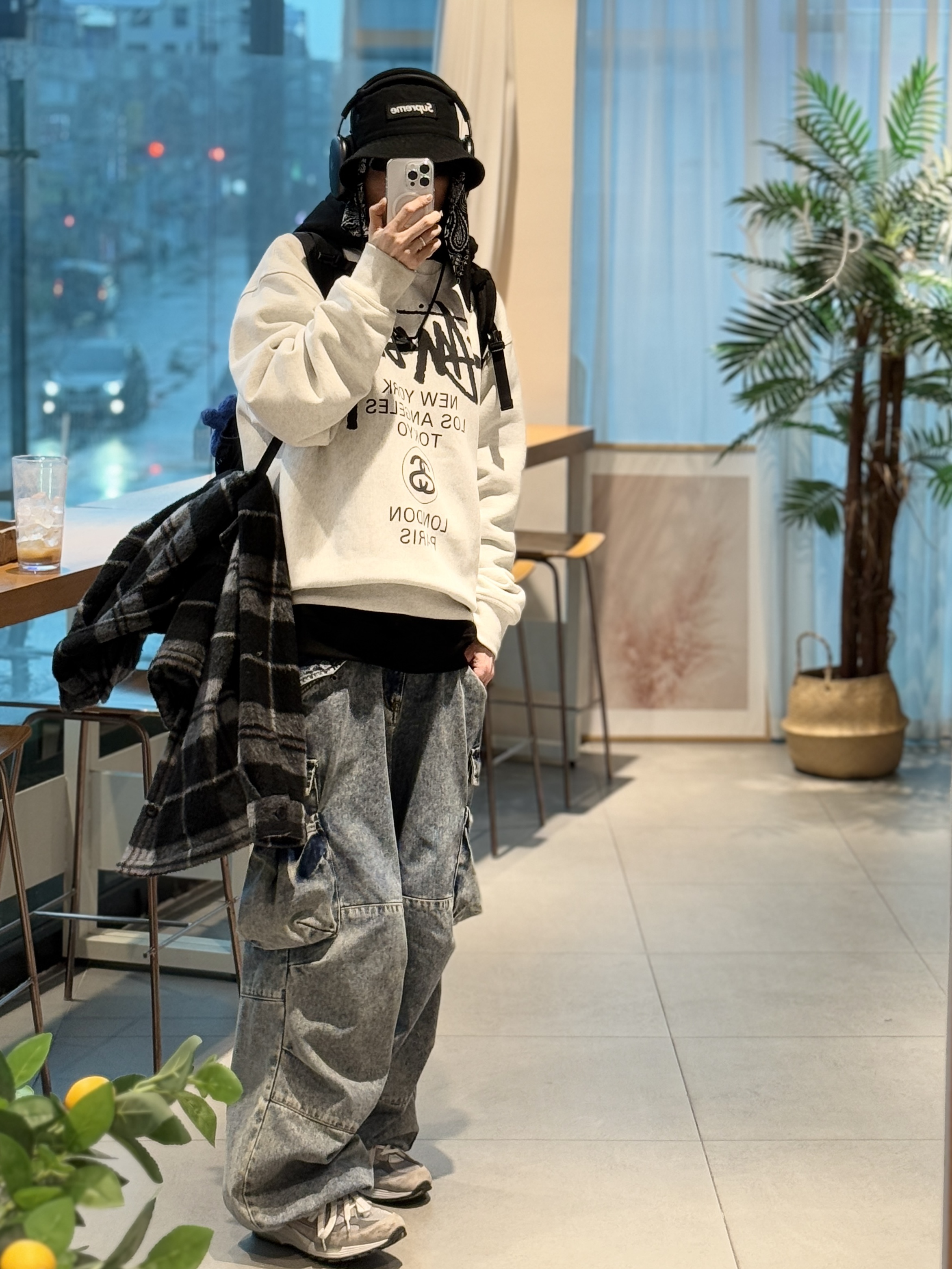 New Balance 992 Made in USA Grey - D Standard, IAB Studio Hoodie Black 착용 스타일 - 6