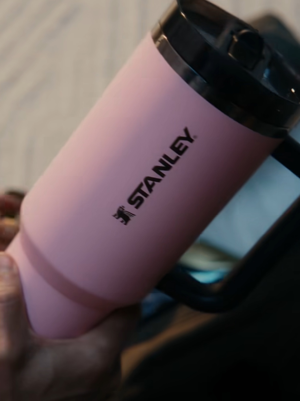Stanley x Messi Quencher ProTour Flip Straw Tumbler 1.18L Messi Goat Pink, Stanley x Messi IceFlow Aerolight Flip Straw 2.0 Bottle 710ml Messi Goat Pink 착용 스타일 - 2