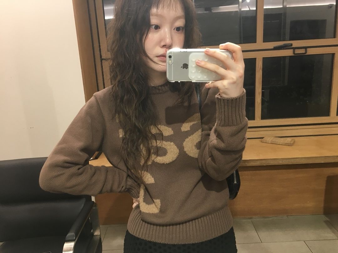 [KREAM 단독] Safarispot Women Basic Safari Knit White, [KREAM 단독] Safarispot Women Basic Safari Knit Black 착용 스타일