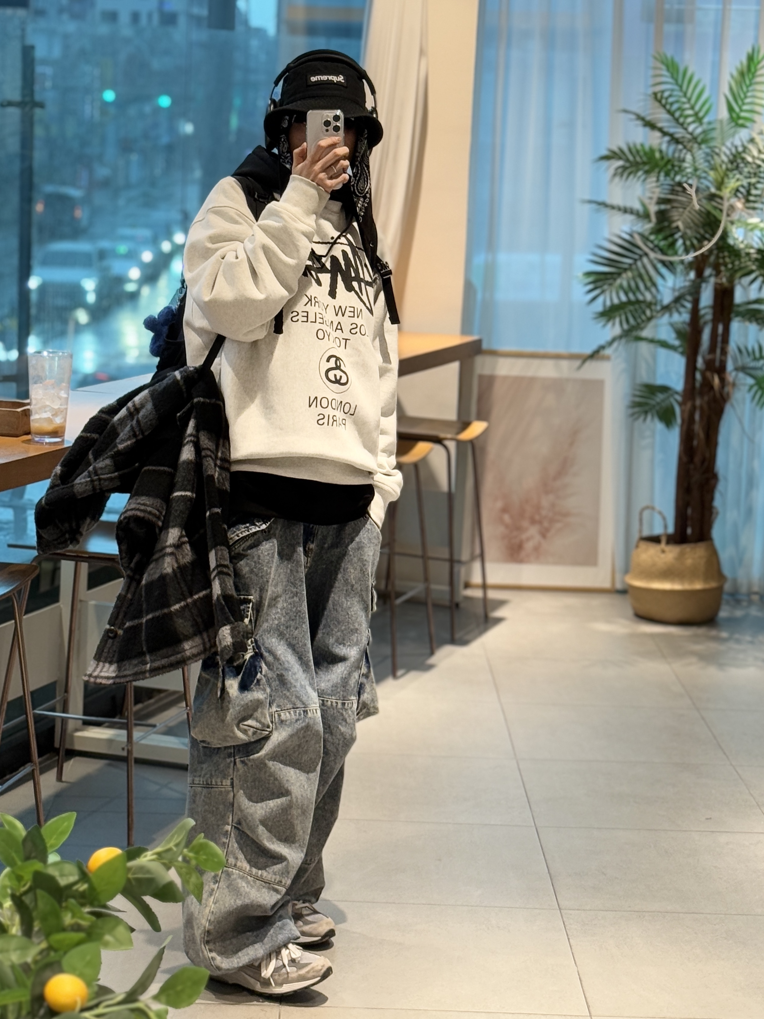New Balance 992 Made in USA Grey - D Standard, IAB Studio Hoodie Black 착용 스타일 - 2