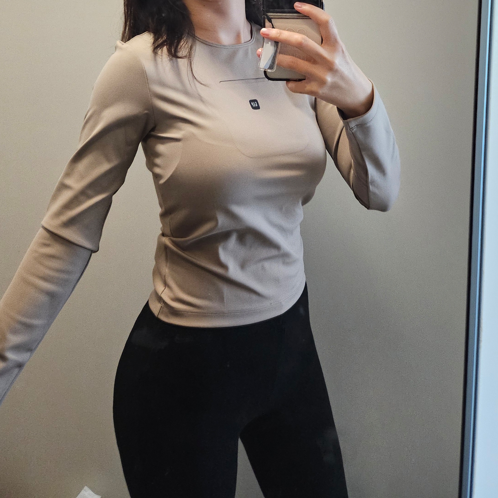 (W) Yeezy Gap Engineered by Balenciaga Long-Sleeve Second Skin Beige 착용 스타일