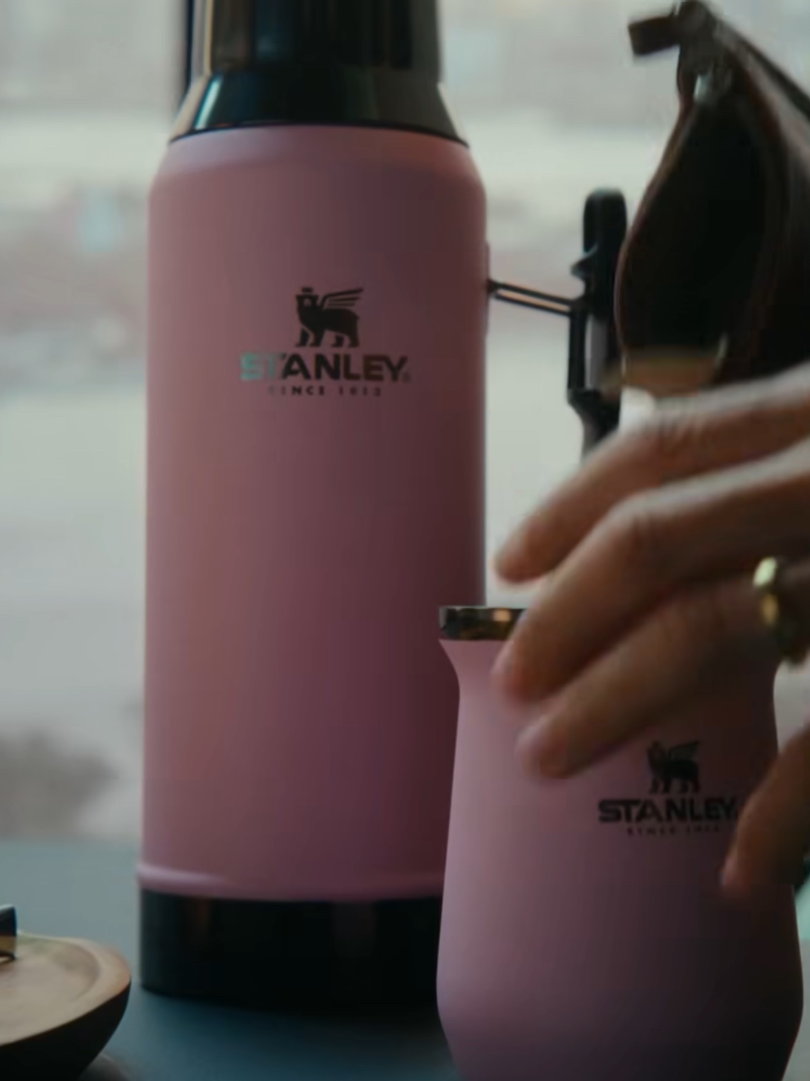 Stanley x Messi Quencher ProTour Flip Straw Tumbler 1.18L Messi Goat Pink, Stanley x Messi IceFlow Aerolight Flip Straw 2.0 Bottle 710ml Messi Goat Pink 착용 스타일 - 4