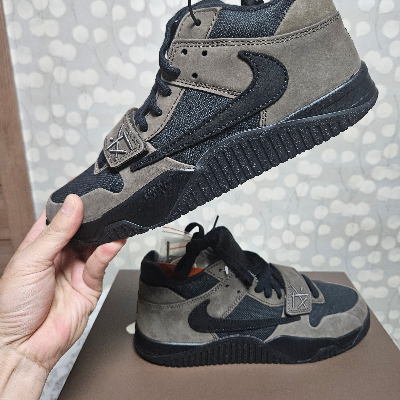 Jordan x Travis Scott Jumpman Jack TR Black and Dark Mocha 착용 스타일 - 1